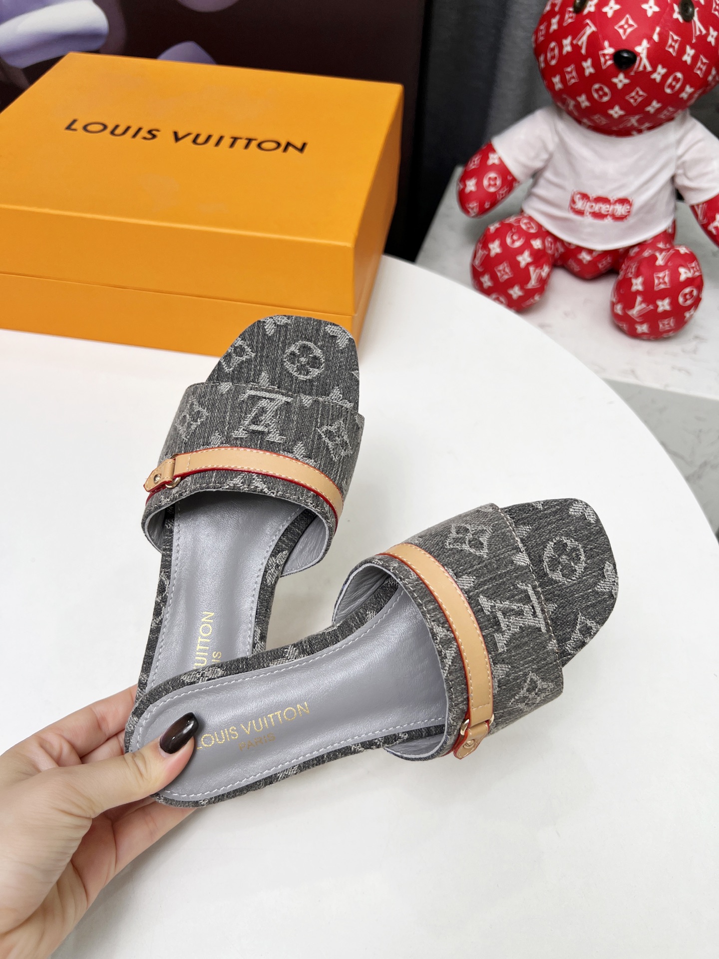 NO:245502,LV Louis Vuitton New Denim Kitten Kitten Heel Slippers A must-have for summer for the 2025 summer goddesses!  Outsole leather outsole heel height 1CM size 35-42# (41 42 size custom made, no return or exchange), high heels slippers, louis vuitton, louis vuitton, high heels, slippers, Leather soles19860909LV 路易威登 新款丹宁牛仔布小猫跟拖鞋 2025夏季女神们的夏季必备款！ 大底真皮大底 跟高1CM 码数35-42#（41 42码订做 不退不换),高跟鞋拖鞋,louis vuitton,louis vuitton,high heels,slippers,Leather soles,Women's Shoes