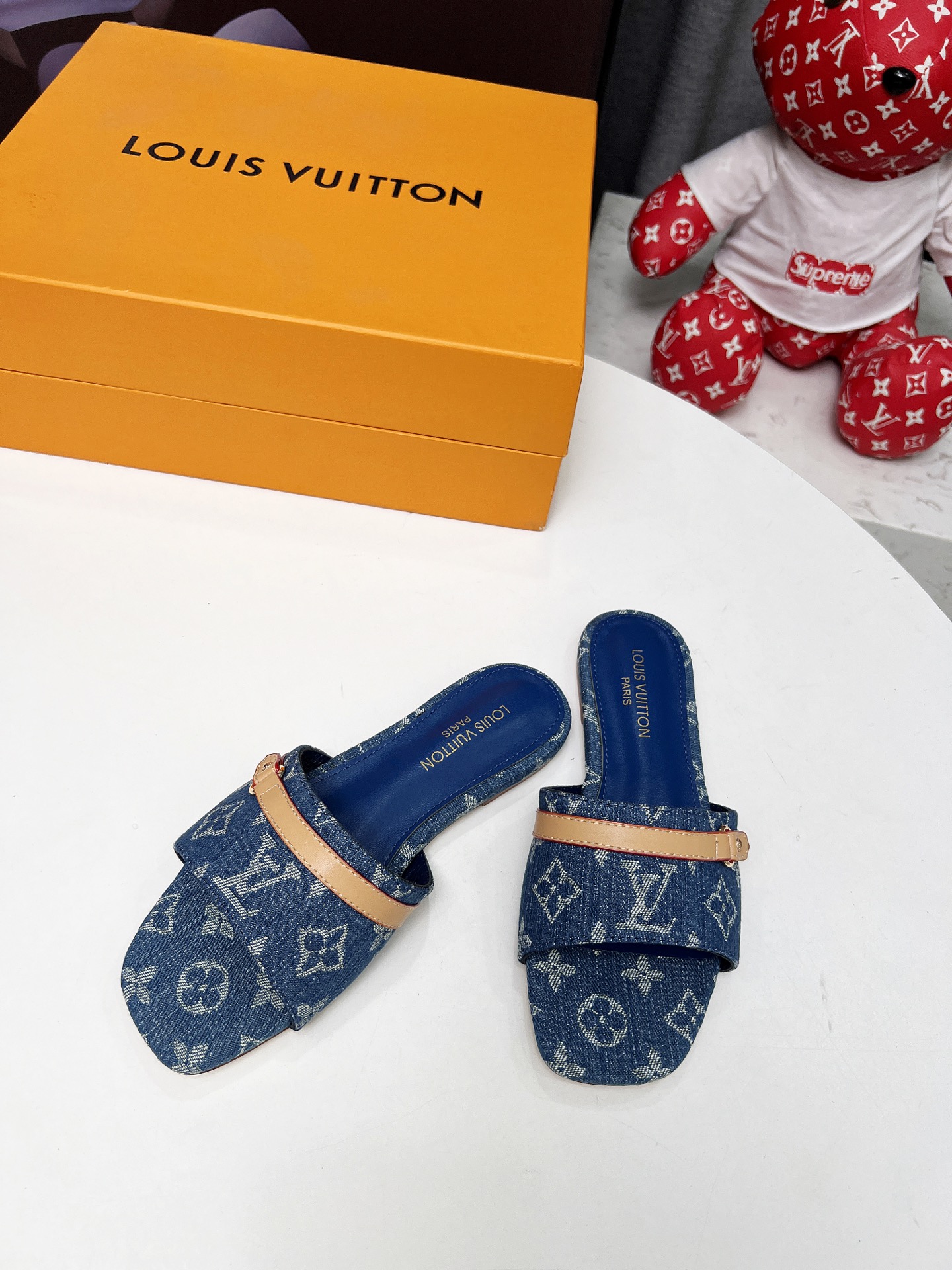 NO:438308,LV new denim slippers 2025 summer goddesses must-have for summer, original replica, super comfortable feet. Show the queen's temperament, showing temperament without being tired. Genuine leather sole. Standard size 35-42 (41 42 size custom made, no return or exchange), high heels slippers, louis vuitton, high heels, slippers19860909LV新款牛仔拖鞋2025夏季女神们的夏季必备款,原版复刻,脚感超舒适.尽显女王气质,即显气质又不累. 真皮底. 标准码35-42(41 42码订做 不退不换),高跟鞋拖鞋,louis vuitton,high heels,slippers,Women's Shoes
