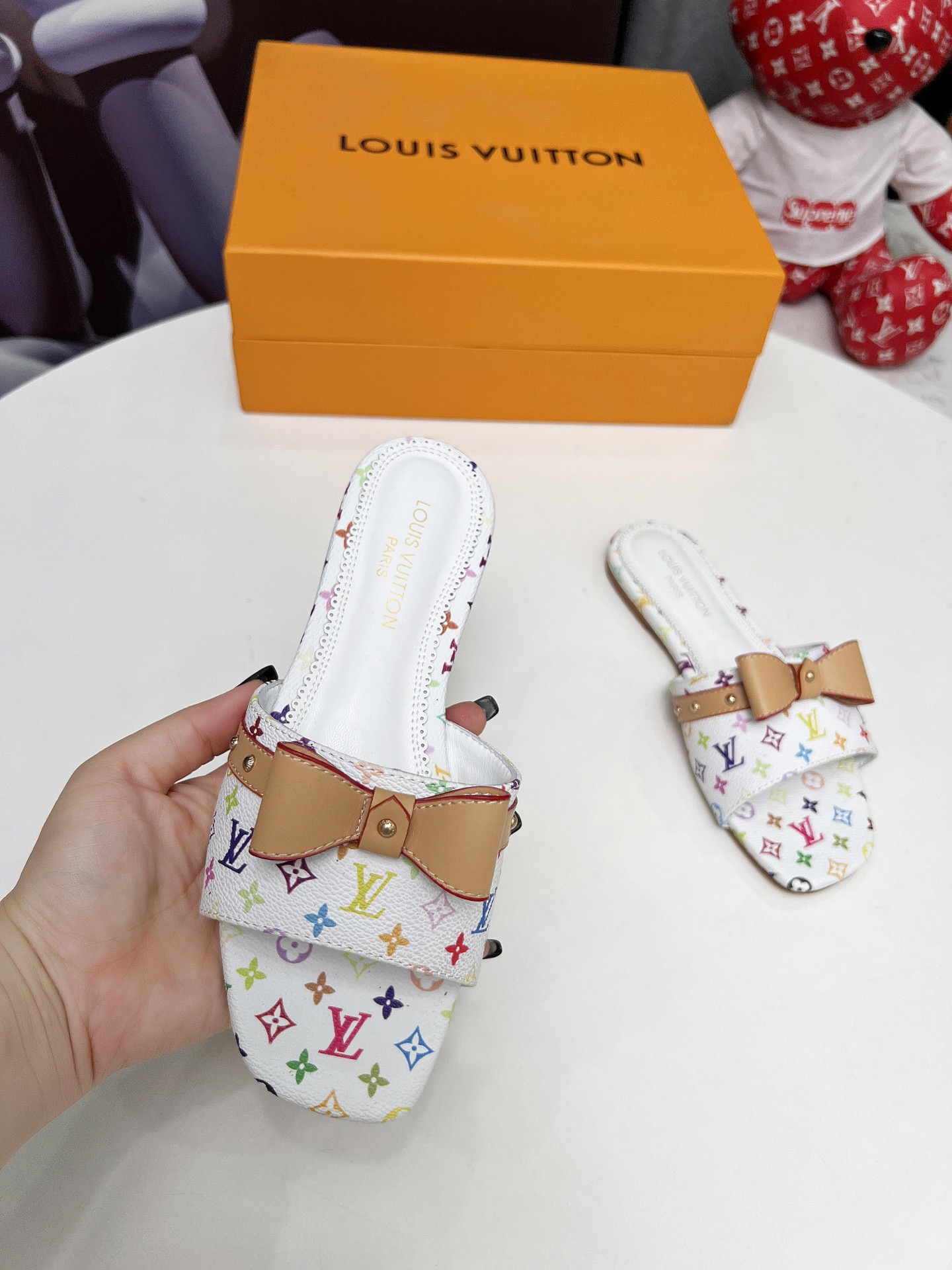 NO:245504,LV Louis Vuitton New Denim Kitten Kitten Heel Bow Slippers A must-have for summer for the 2025 summer goddesses!  Outsole leather outsole, high flat sole, size 35-42# (41 42 size custom made, no return or exchange), high heels, slippers, louis vuitton, louis vuitton, high heels, slippers, Leather soles19860909LV 路易威登 新款丹宁牛仔布小猫跟蝴蝶结拖鞋 2025夏季女神们的夏季必备款！ 大底真皮大底 跟高平底 码数35-42#（41 42码订做 不退不换),高跟鞋拖鞋,louis vuitton,louis vuitton,high heels,slippers,Leather soles,Women's Shoes