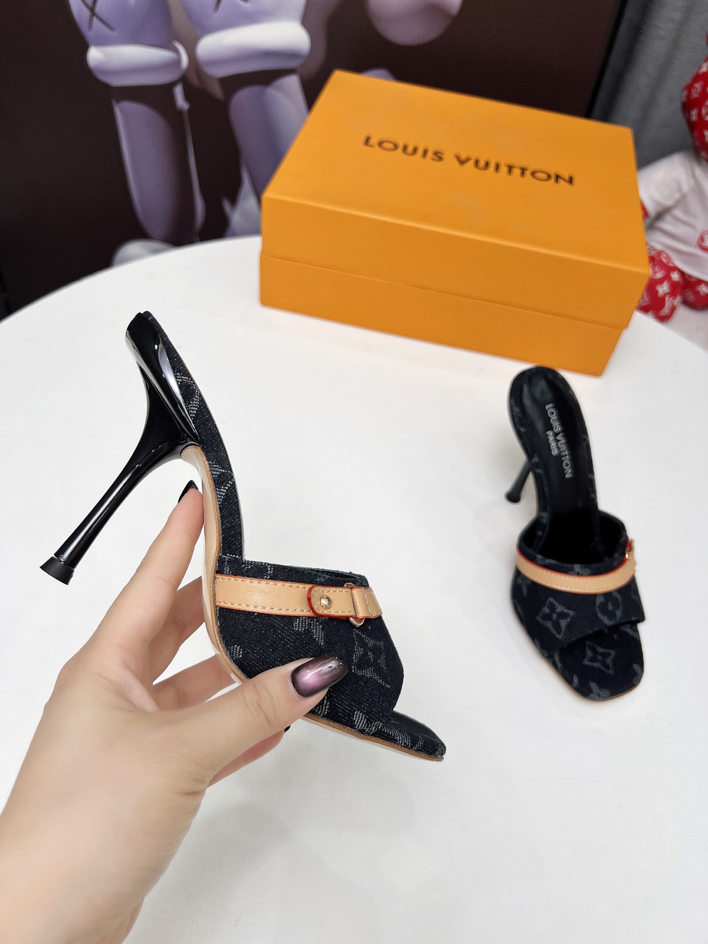 NO:245490,LV Louis Vuitton New Denim Kitten Kitten Heel Slippers A must-have for summer for the 2025 summer goddesses!  Outsole leather outsole heel height 9.5CM size 35-42# (41 42 size custom made, no return or exchange), high heels slippers, louis vuitton, louis vuitton, high heels, slippers, Leather soles19860909LV 路易威登 新款丹宁牛仔布小猫跟拖鞋 2025夏季女神们的夏季必备款！ 大底真皮大底 跟高9.5CM 码数35-42#（41 42码订做 不退不换),高跟鞋拖鞋,louis vuitton,louis vuitton,high heels,slippers,Leather soles,Women's Shoes