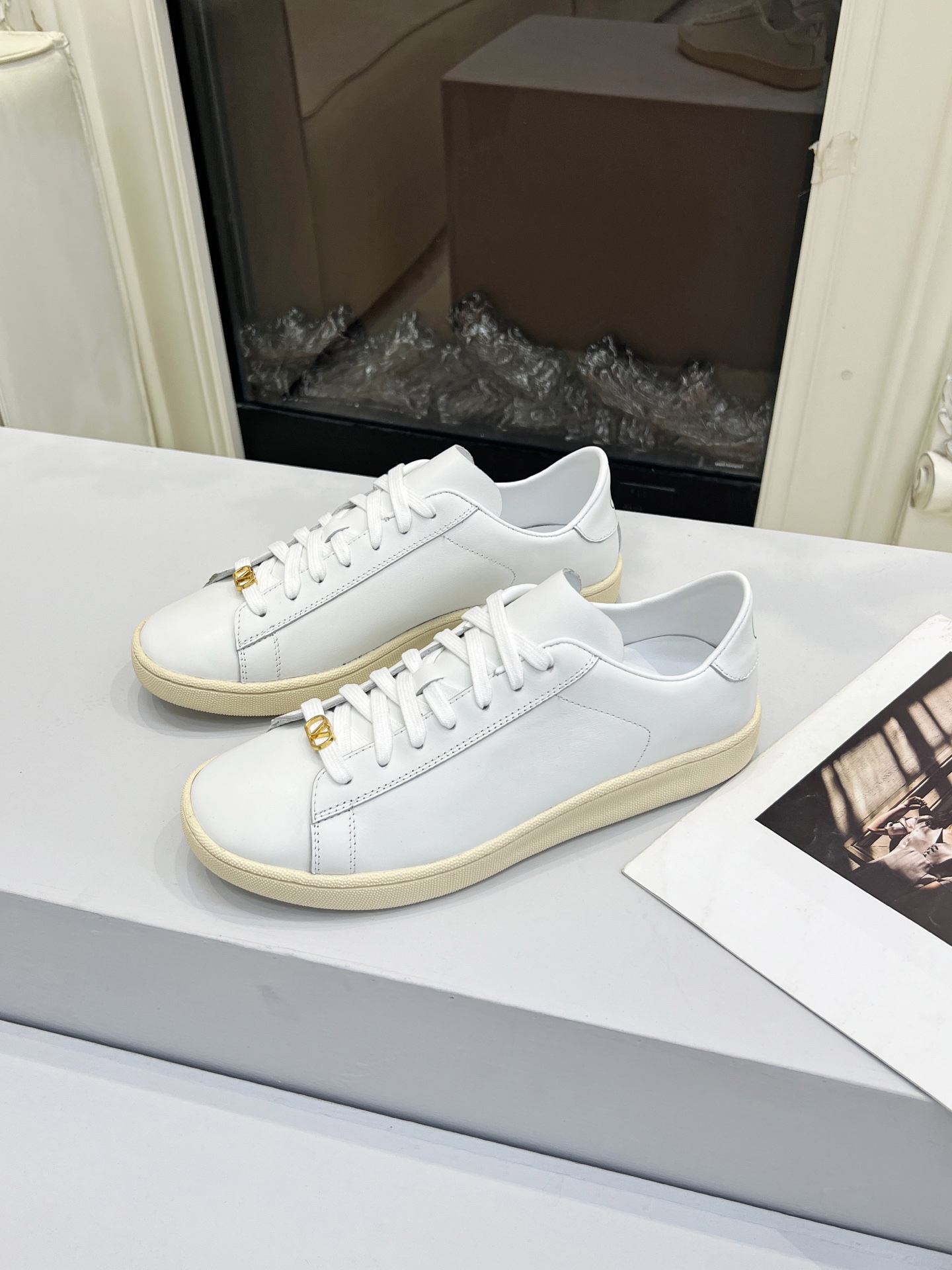 “Valentino Tweedy Sneakers: Original Design, Zirconium Fabric, and Low-Key Brand Details – Price $600” - 图片 5