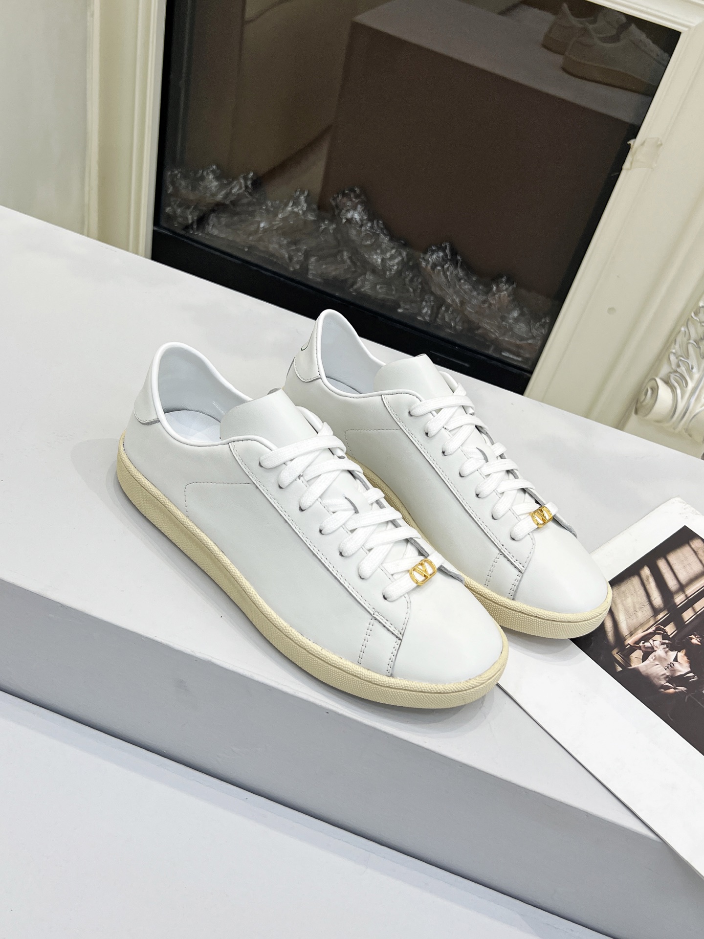 “Valentino Tweedy Sneakers: Original Design, Zirconium Fabric, and Low-Key Brand Details – Price $600” - 图片 1