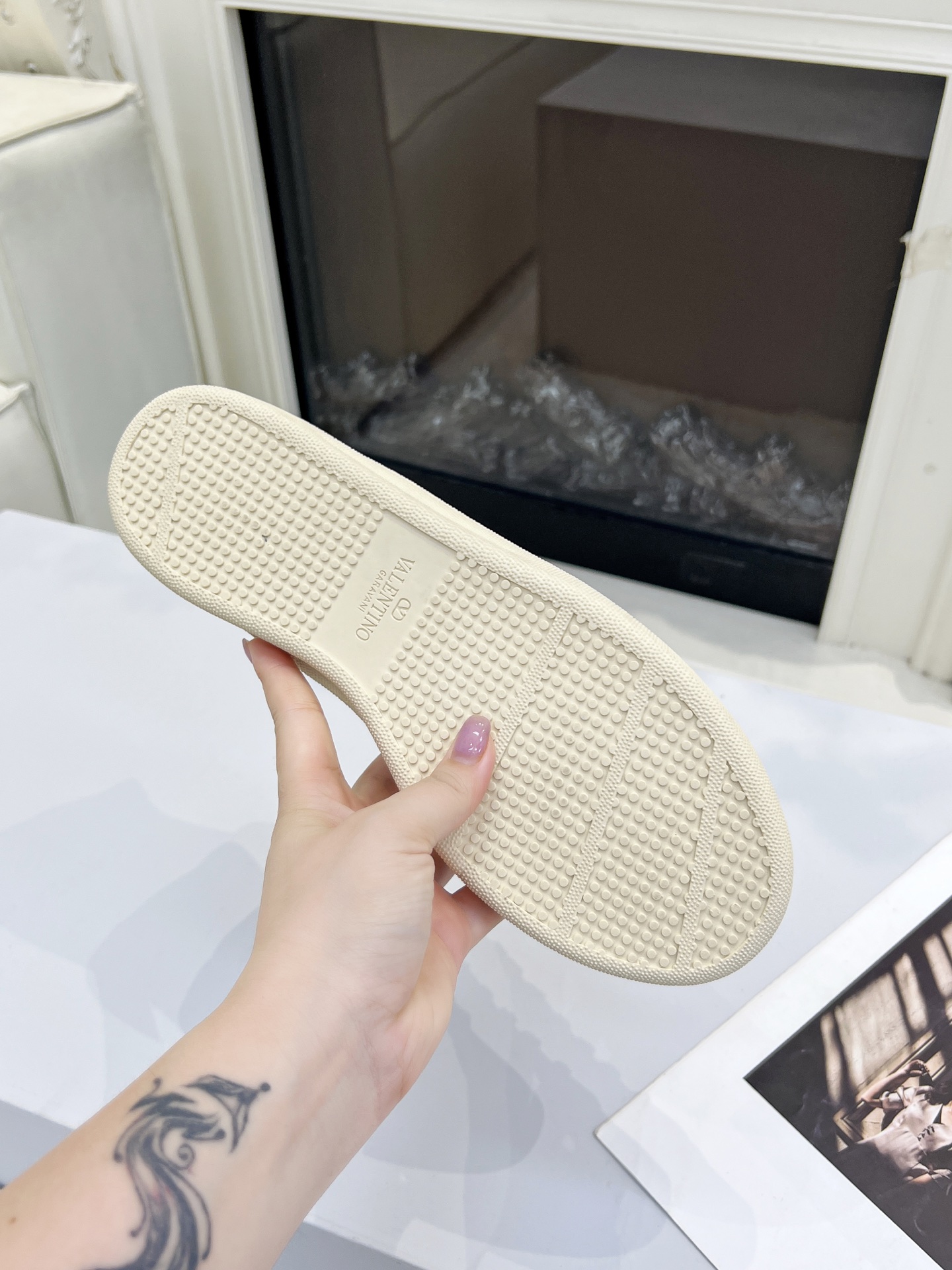 “Valentino Tweedy Sneakers: Original Design, Zirconium Fabric, and Low-Key Brand Details – Price $600” - 图片 9