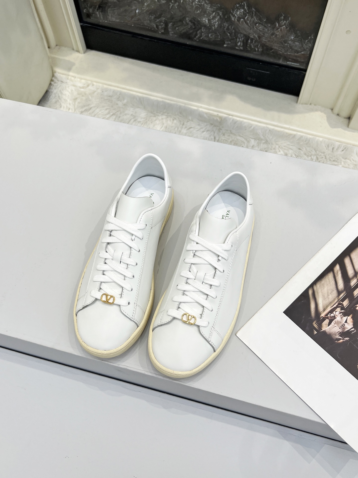 “Valentino Tweedy Sneakers: Original Design, Zirconium Fabric, and Low-Key Brand Details – Price $600” - 图片 7