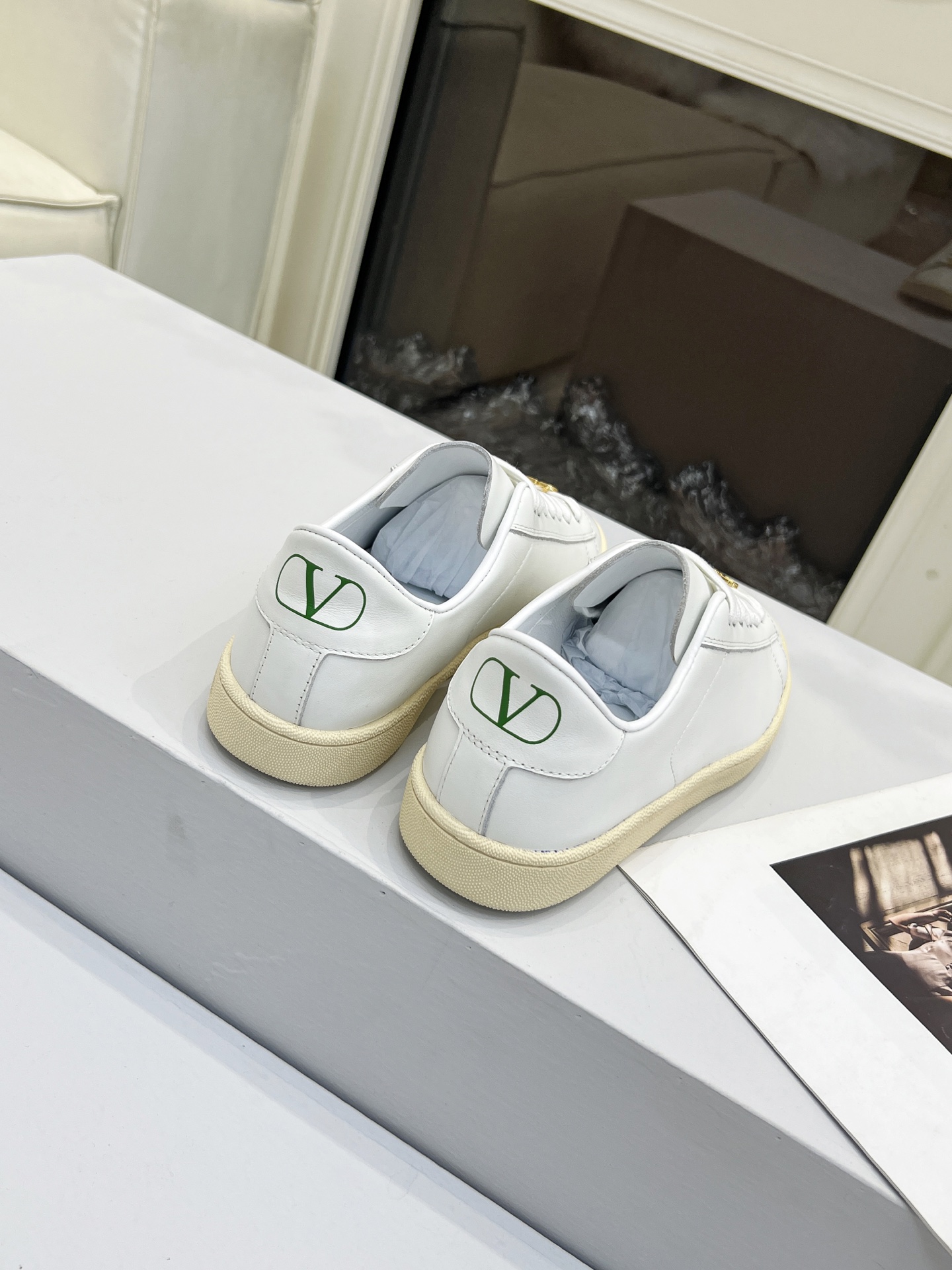 “Valentino Tweedy Sneakers: Original Design, Zirconium Fabric, and Low-Key Brand Details – Price $600” - 图片 4