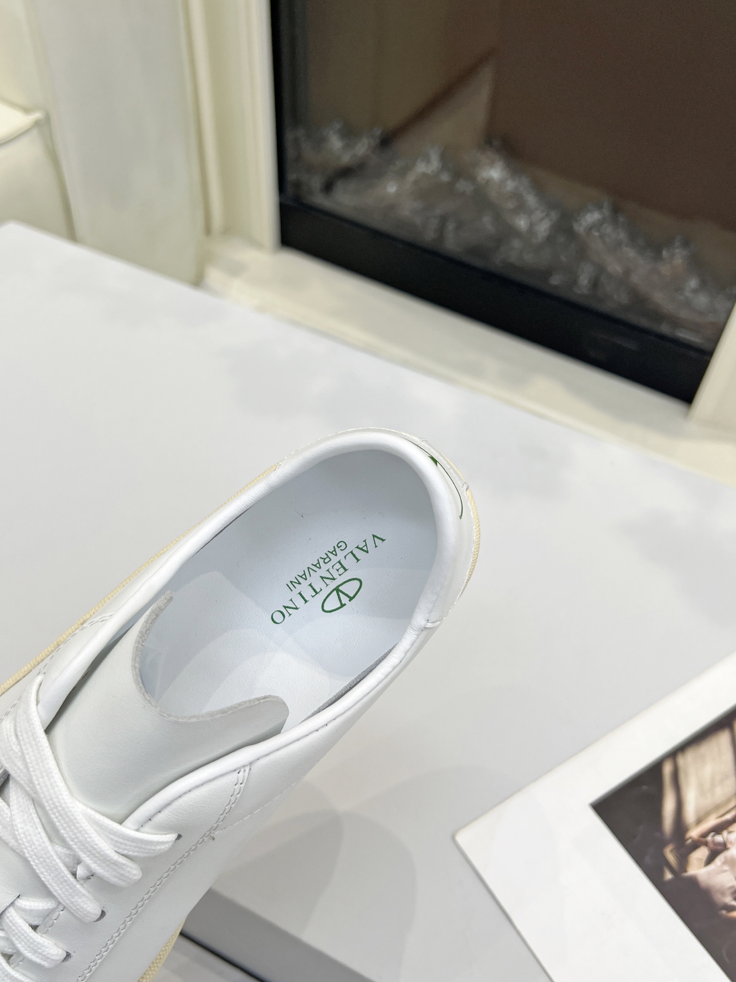 “Valentino Tweedy Sneakers: Original Design, Zirconium Fabric, and Low-Key Brand Details – Price $600” - 图片 8