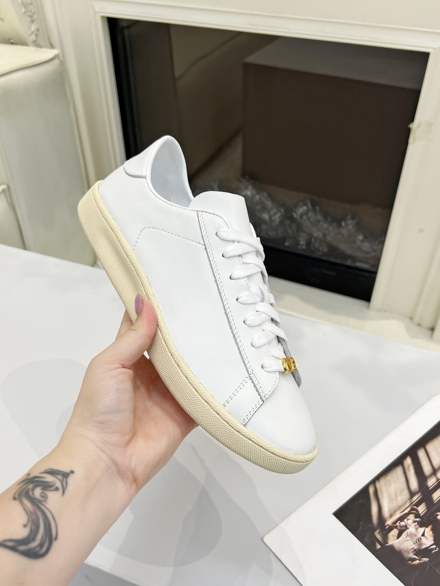 “Valentino Tweedy Sneakers: Original Design, Zirconium Fabric, and Low-Key Brand Details – Price $600” - 图片 3