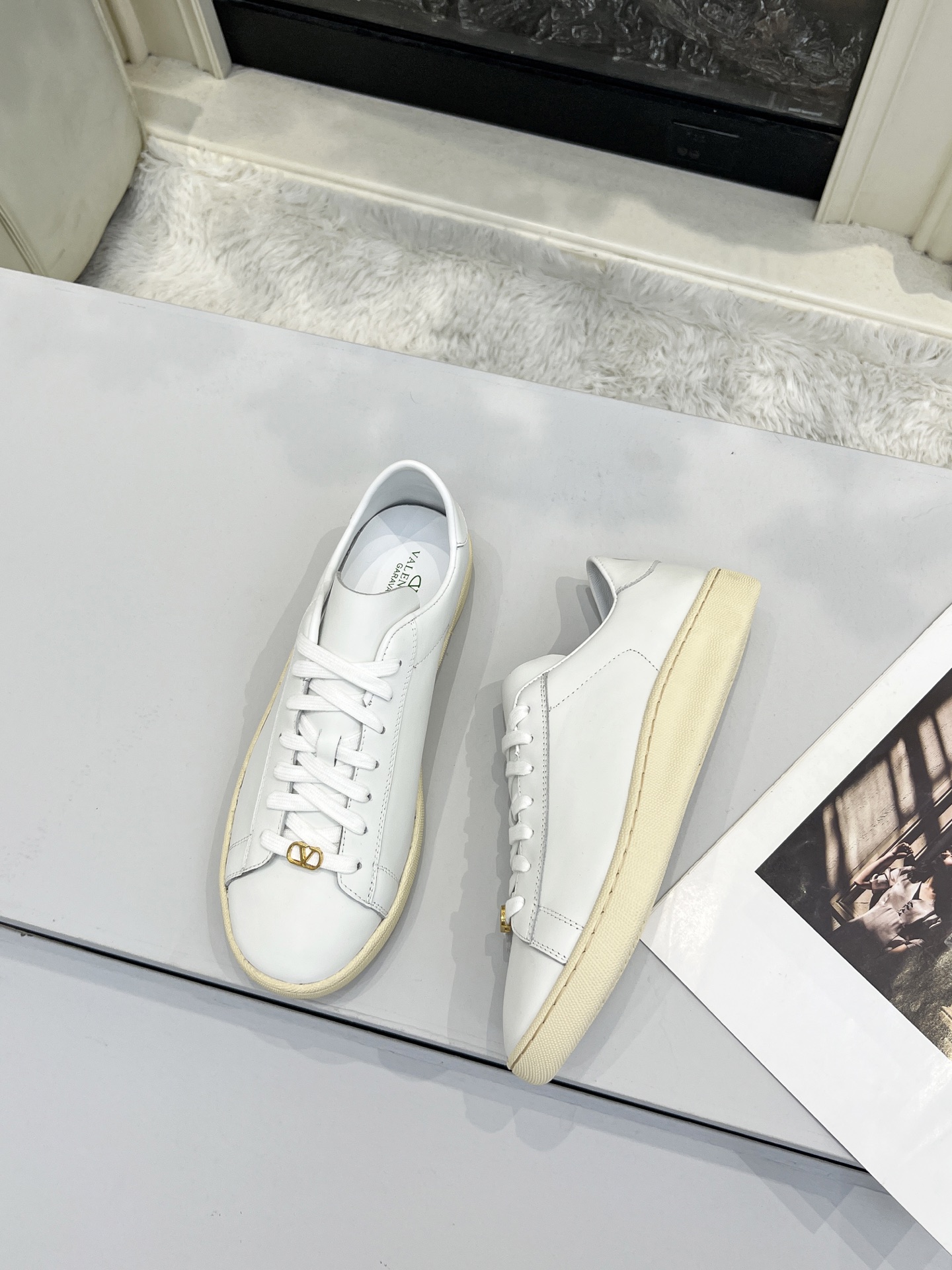 “Valentino Tweedy Sneakers: Original Design, Zirconium Fabric, and Low-Key Brand Details – Price $600” - 图片 6