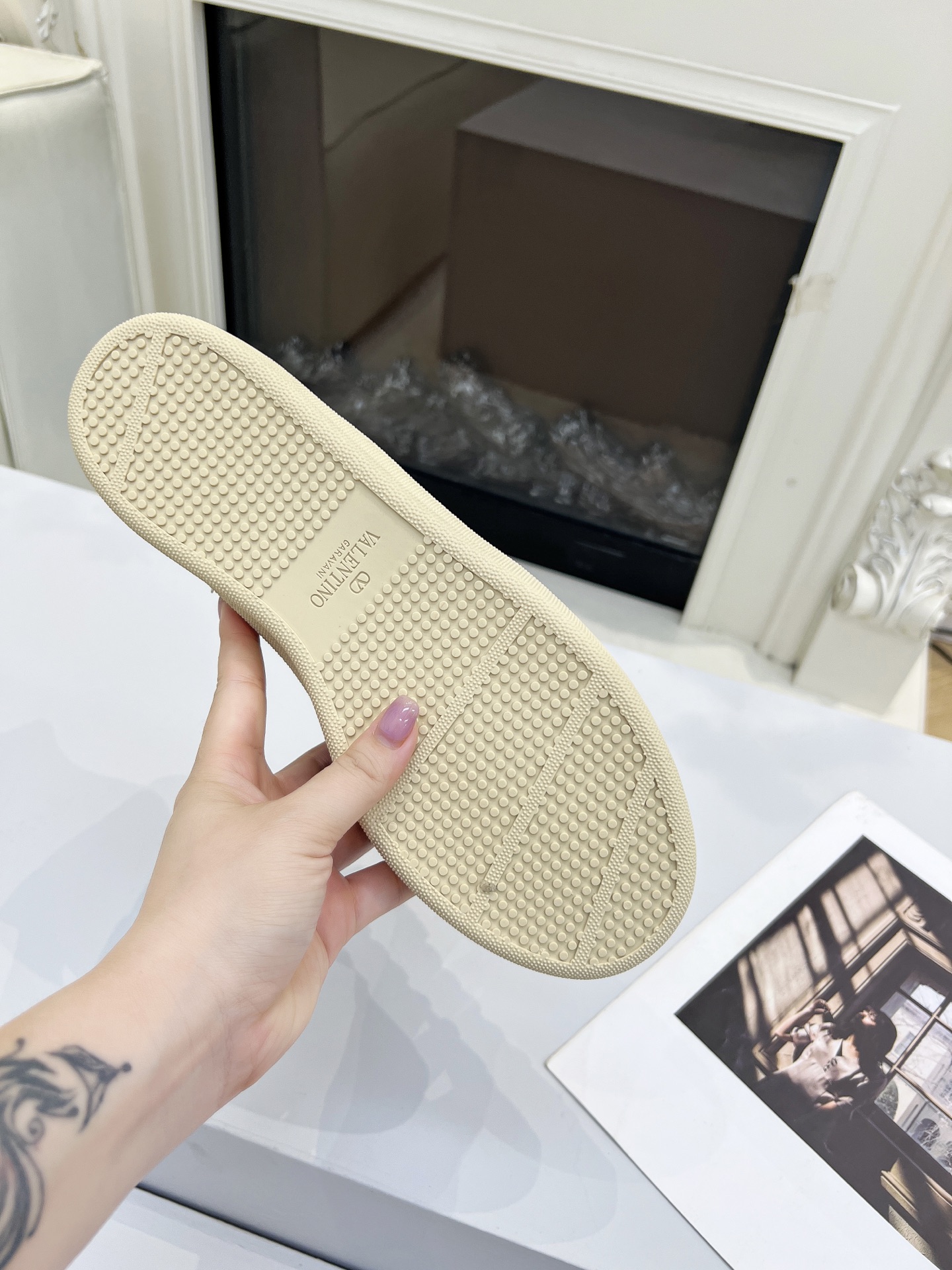 “Valentino 25 Royco Classic Tweedy Sneakers with Zirconium Fabric and Original Design, Size 38-45 – $600” - 图片 9