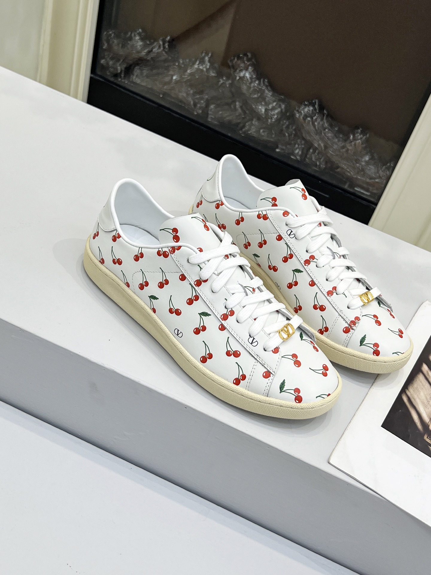 “Valentino 25 Royco Tweedy Sneakers with Zirconium Fabric and Imported Air Sheep Interior” - 图片 1