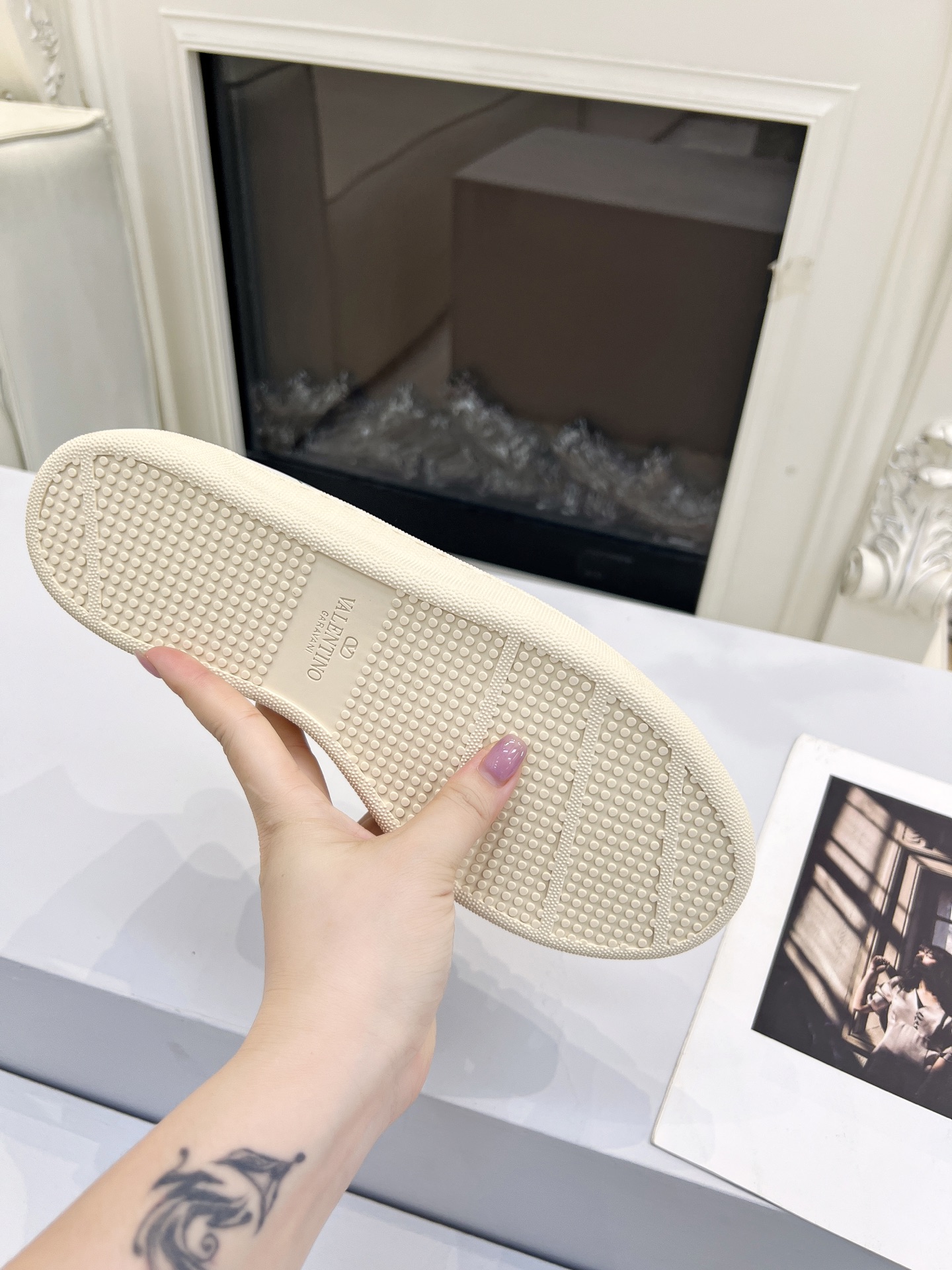 “Valentino 25 Royco Tweedy Sneakers with Zirconium Fabric and Imported Air Sheep Interior” - 图片 9
