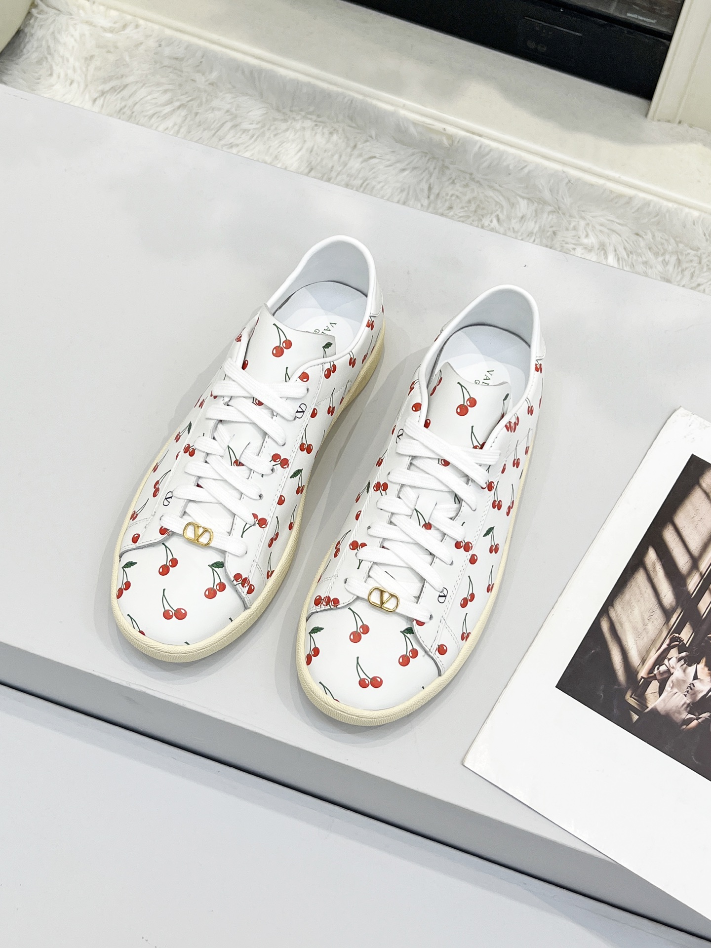 “Valentino 25 Royco Tweedy Sneakers with Zirconium Fabric and Imported Air Sheep Interior” - 图片 8