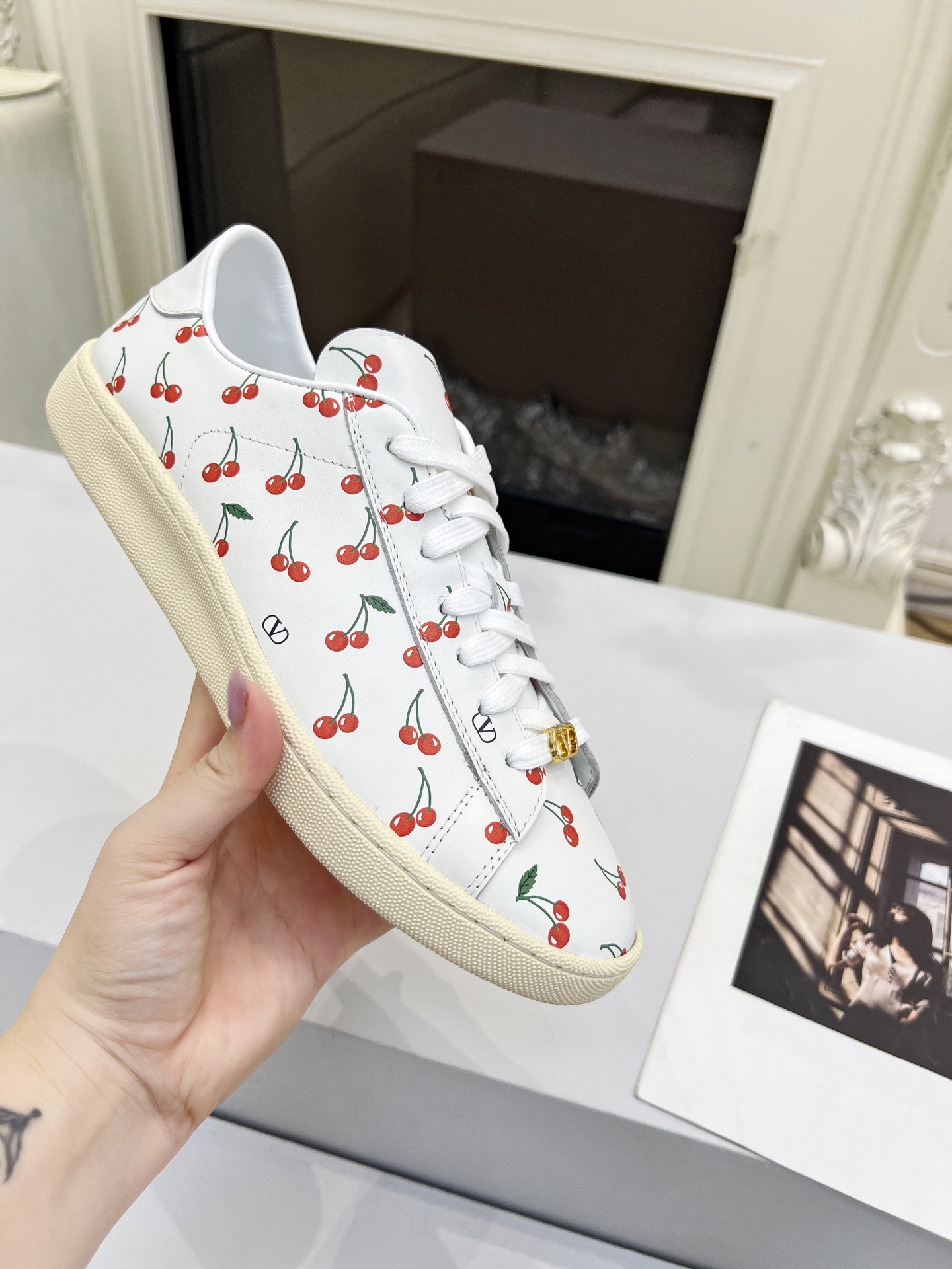 “Valentino 25 Royco Tweedy Sneakers with Zirconium Fabric and Imported Air Sheep Interior” - 图片 4