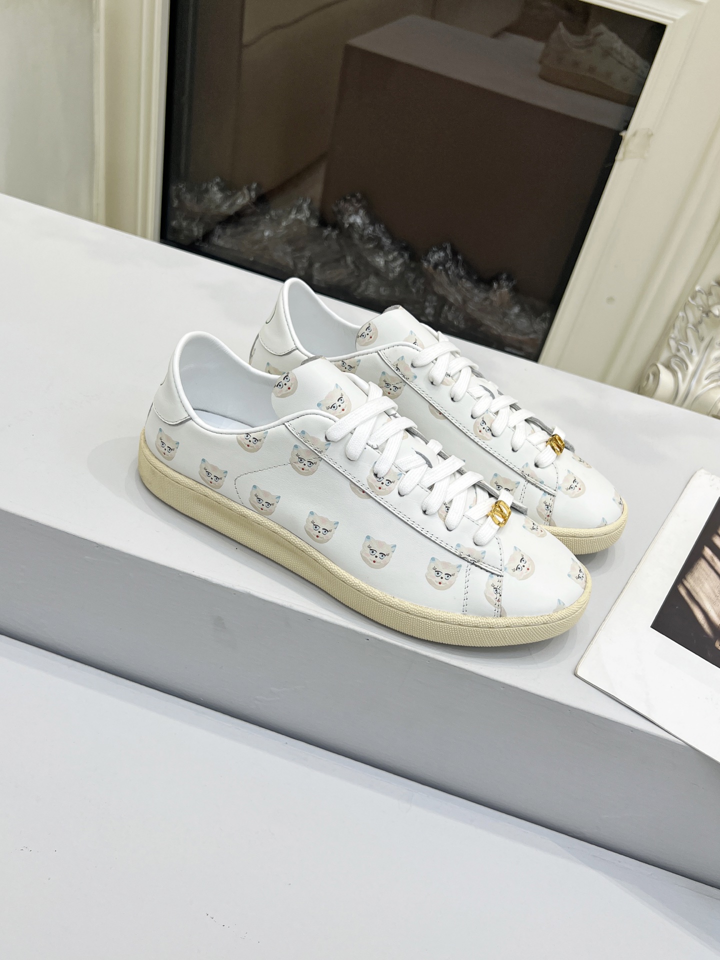 “Valentino 25 Royco Tweedy Sneakers: Classic Design, Zirconium Fabric, Imported Materials, Plant Price $600” - 图片 1