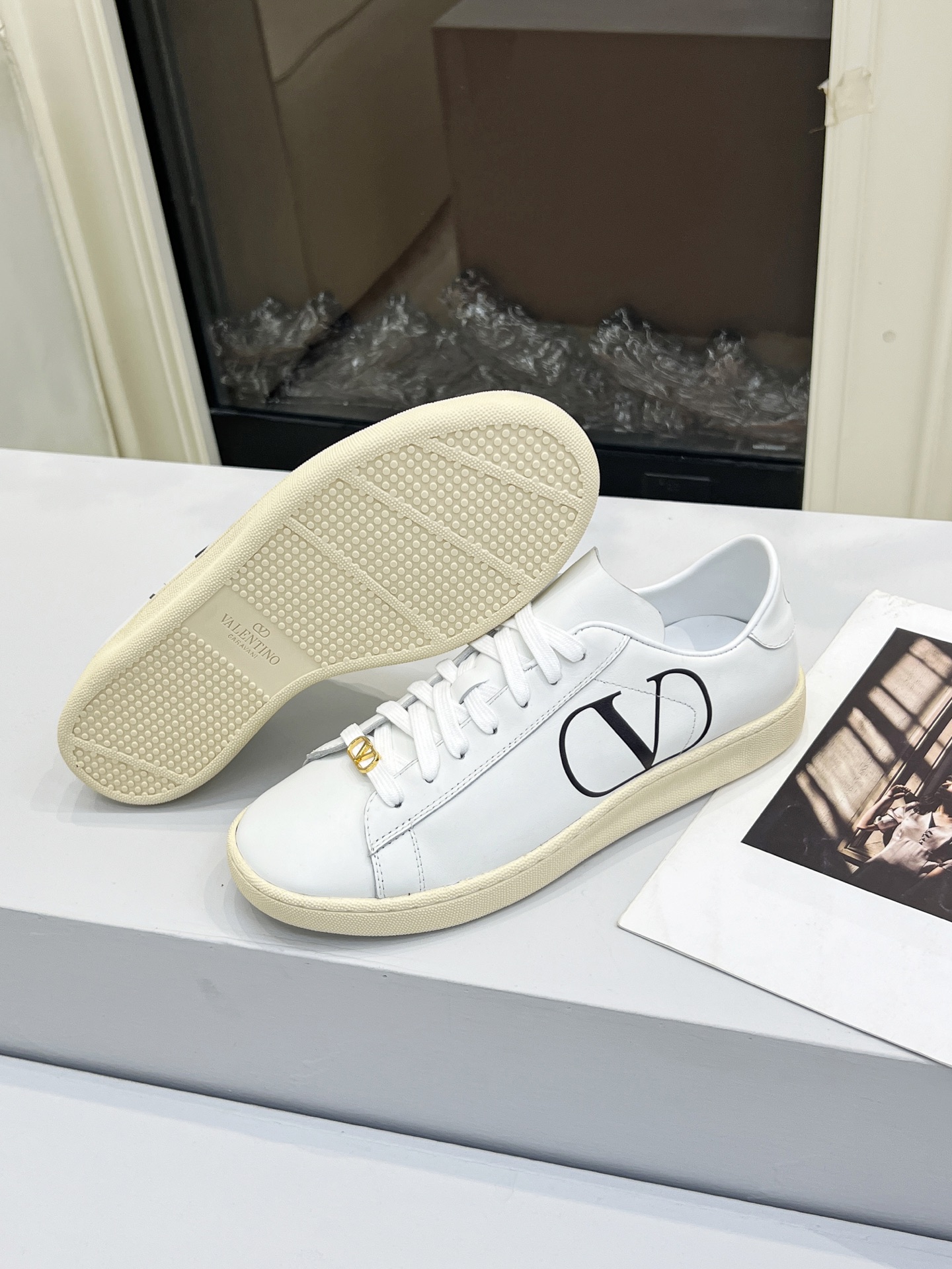 Luxury Tweedy Sneakers: Valentino 25/Royco Originals Repurposed with Zirconium Fabric and Imported Materials - 图片 5