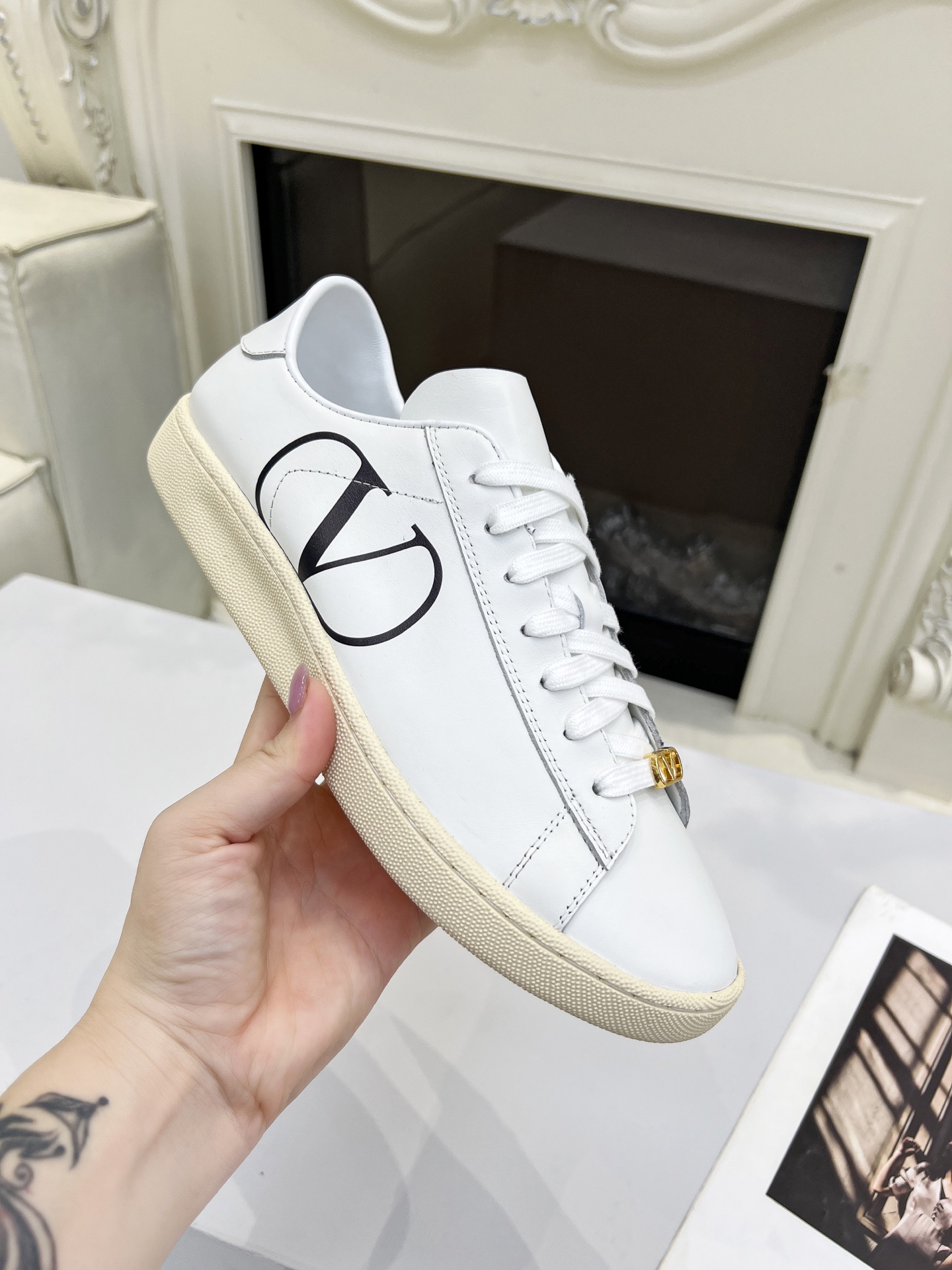 Luxury Tweedy Sneakers: Valentino 25/Royco Originals Repurposed with Zirconium Fabric and Imported Materials - 图片 3
