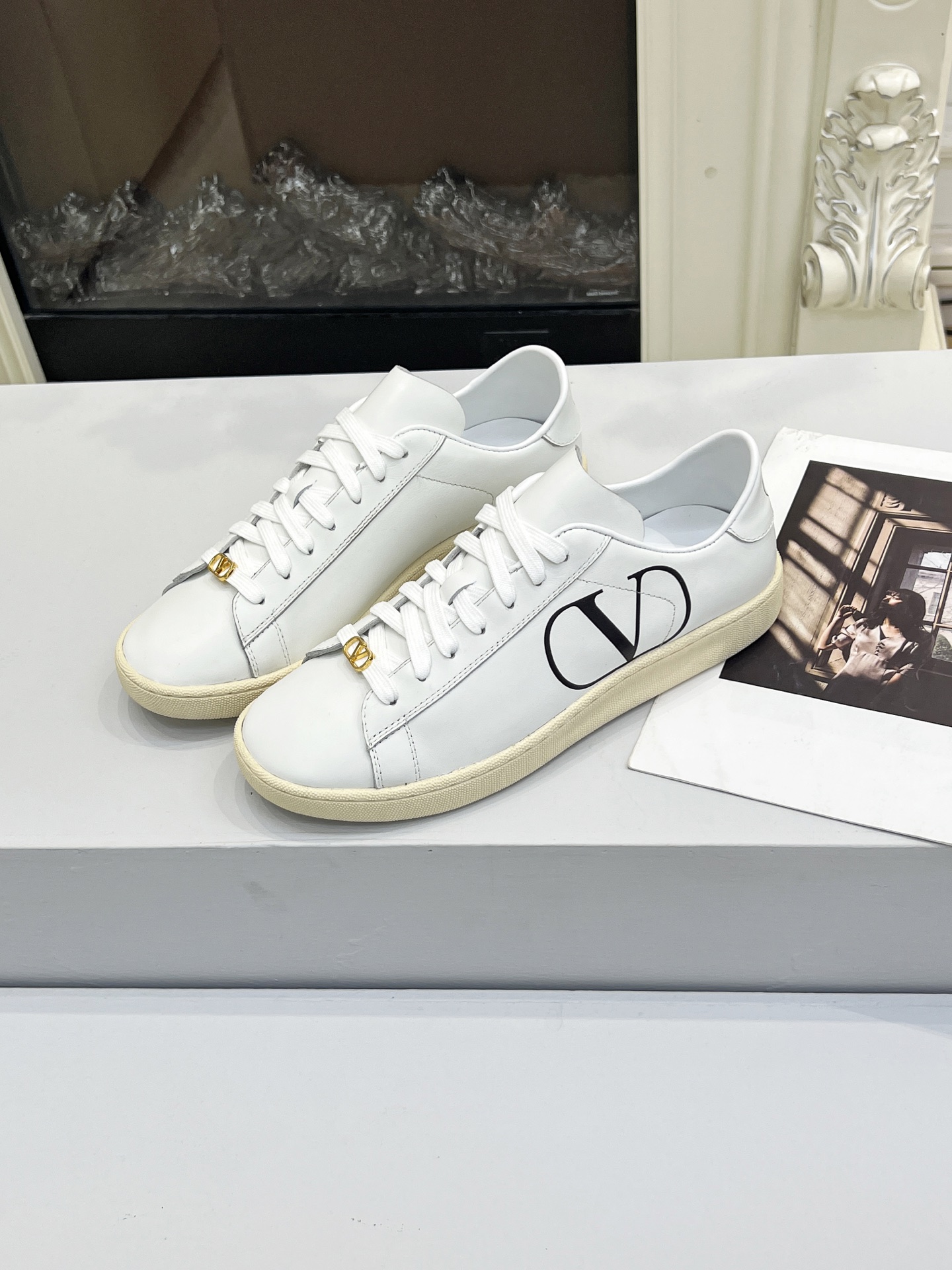 Luxury Tweedy Sneakers: Valentino 25/Royco Originals Repurposed with Zirconium Fabric and Imported Materials - 图片 7