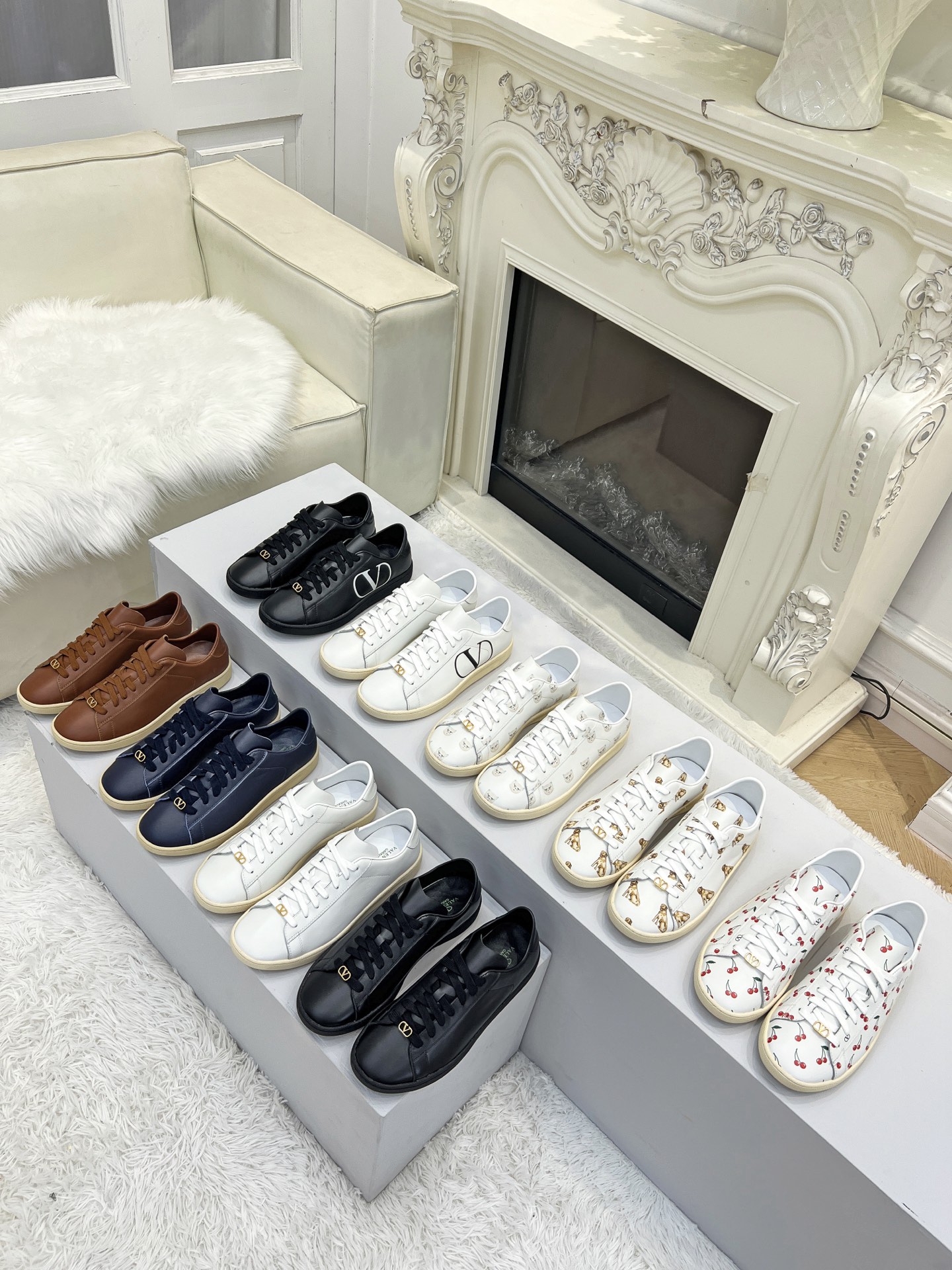Luxury Tweedy Sneakers: Valentino 25/Royco Originals Repurposed with Zirconium Fabric and Imported Materials - 图片 2