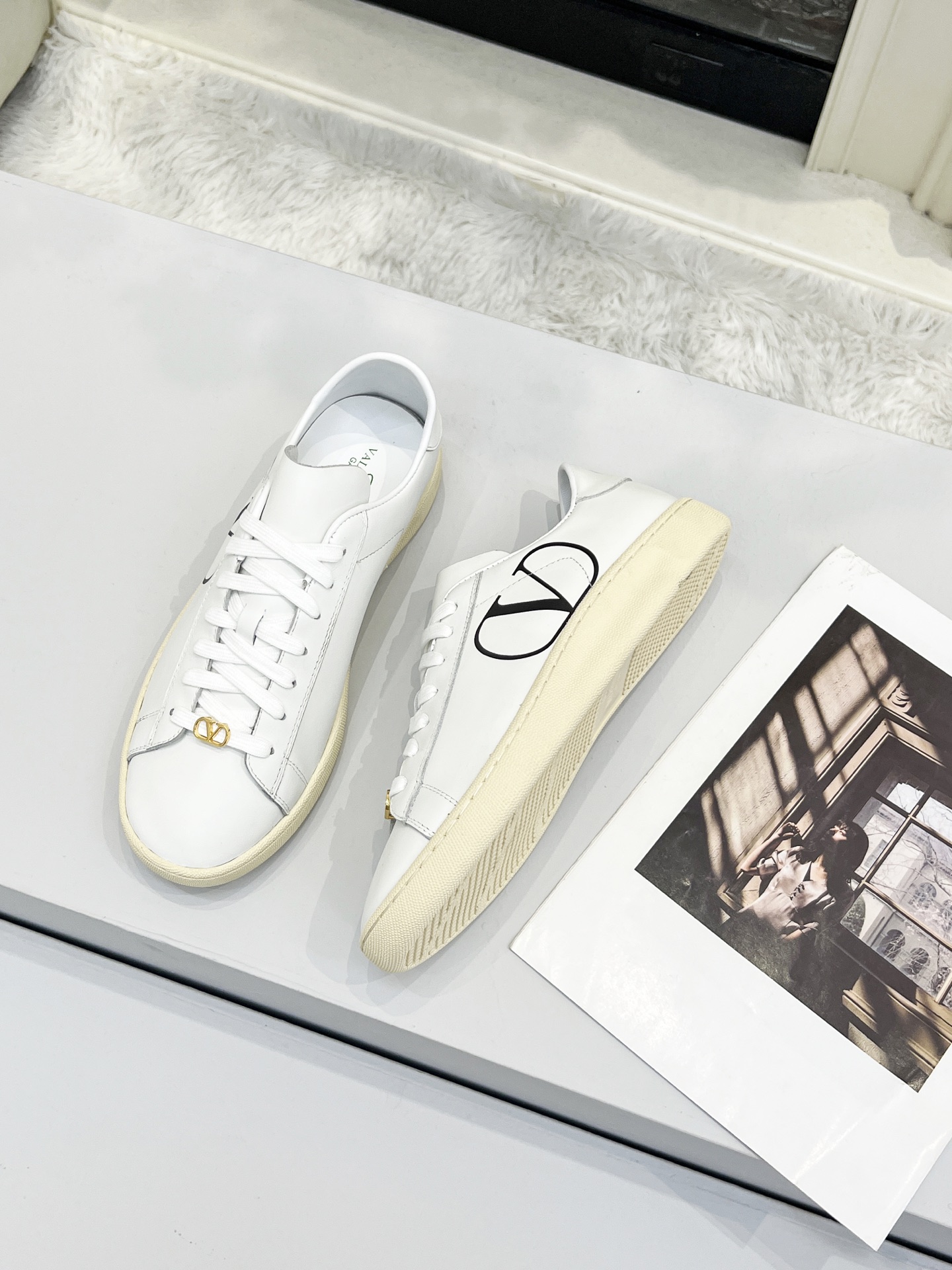 Luxury Tweedy Sneakers: Valentino 25/Royco Originals Repurposed with Zirconium Fabric and Imported Materials - 图片 8