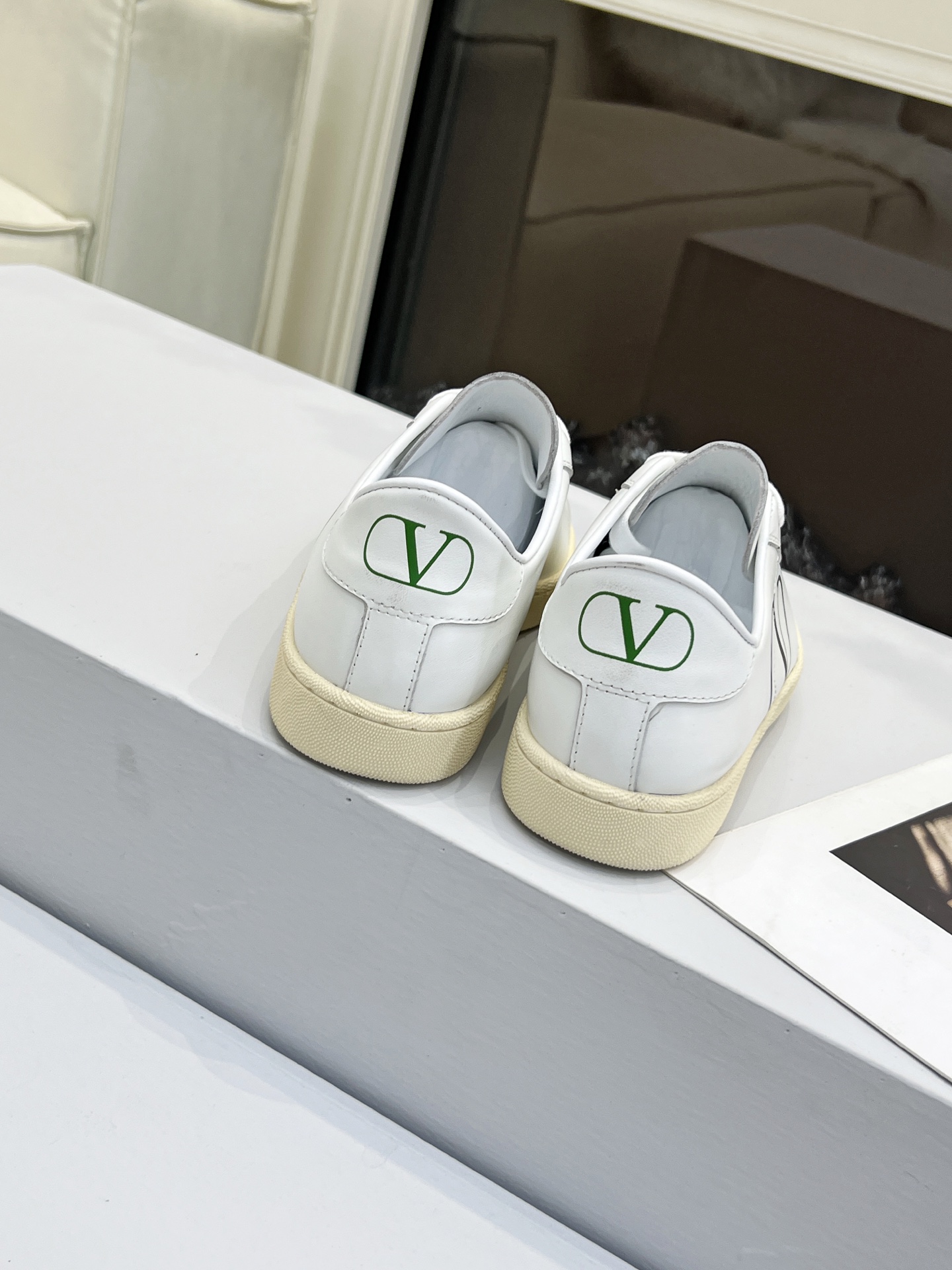 Luxury Tweedy Sneakers: Valentino 25/Royco Originals Repurposed with Zirconium Fabric and Imported Materials - 图片 6