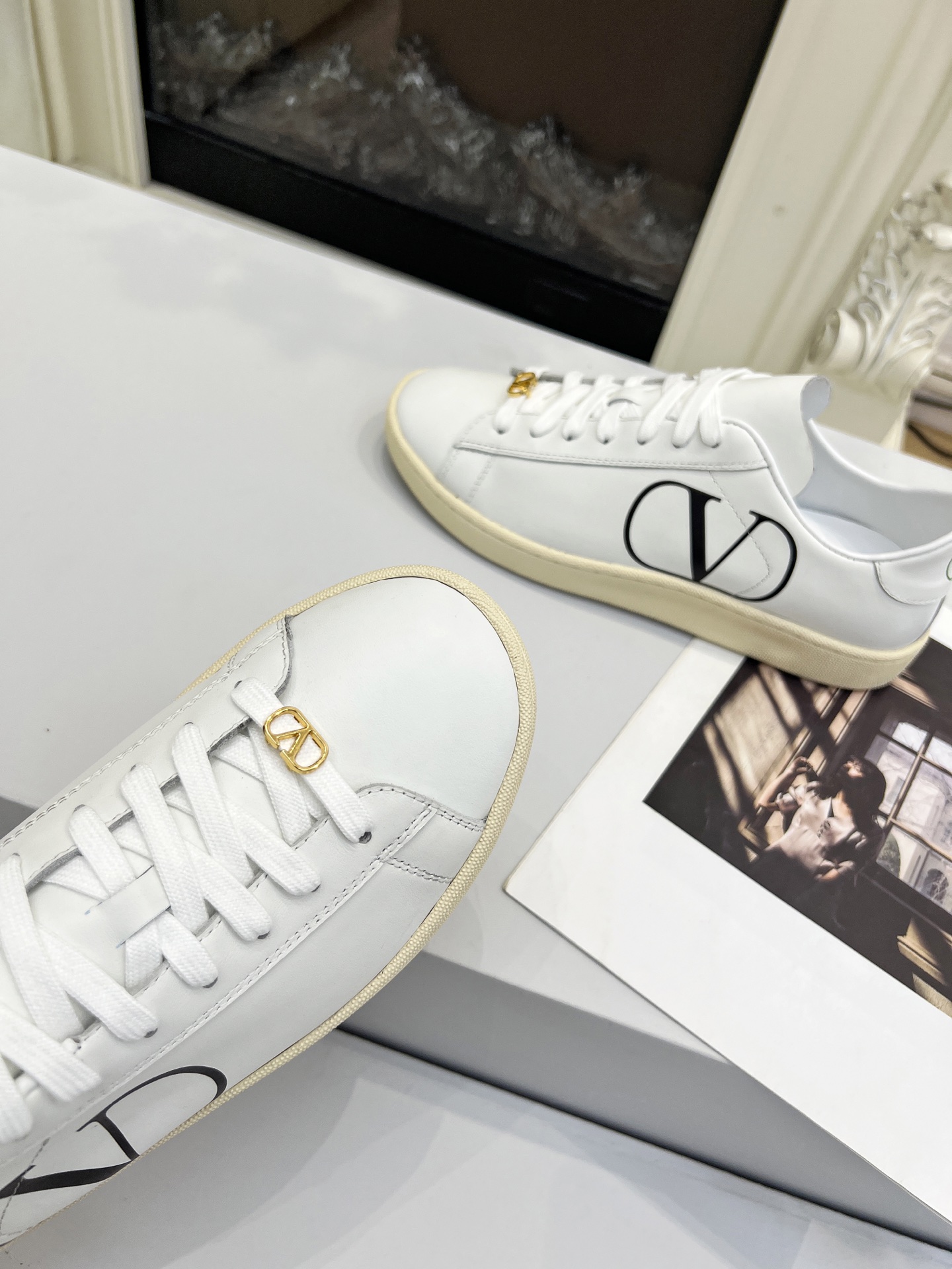 Luxury Tweedy Sneakers: Valentino 25/Royco Originals Repurposed with Zirconium Fabric and Imported Materials - 图片 4