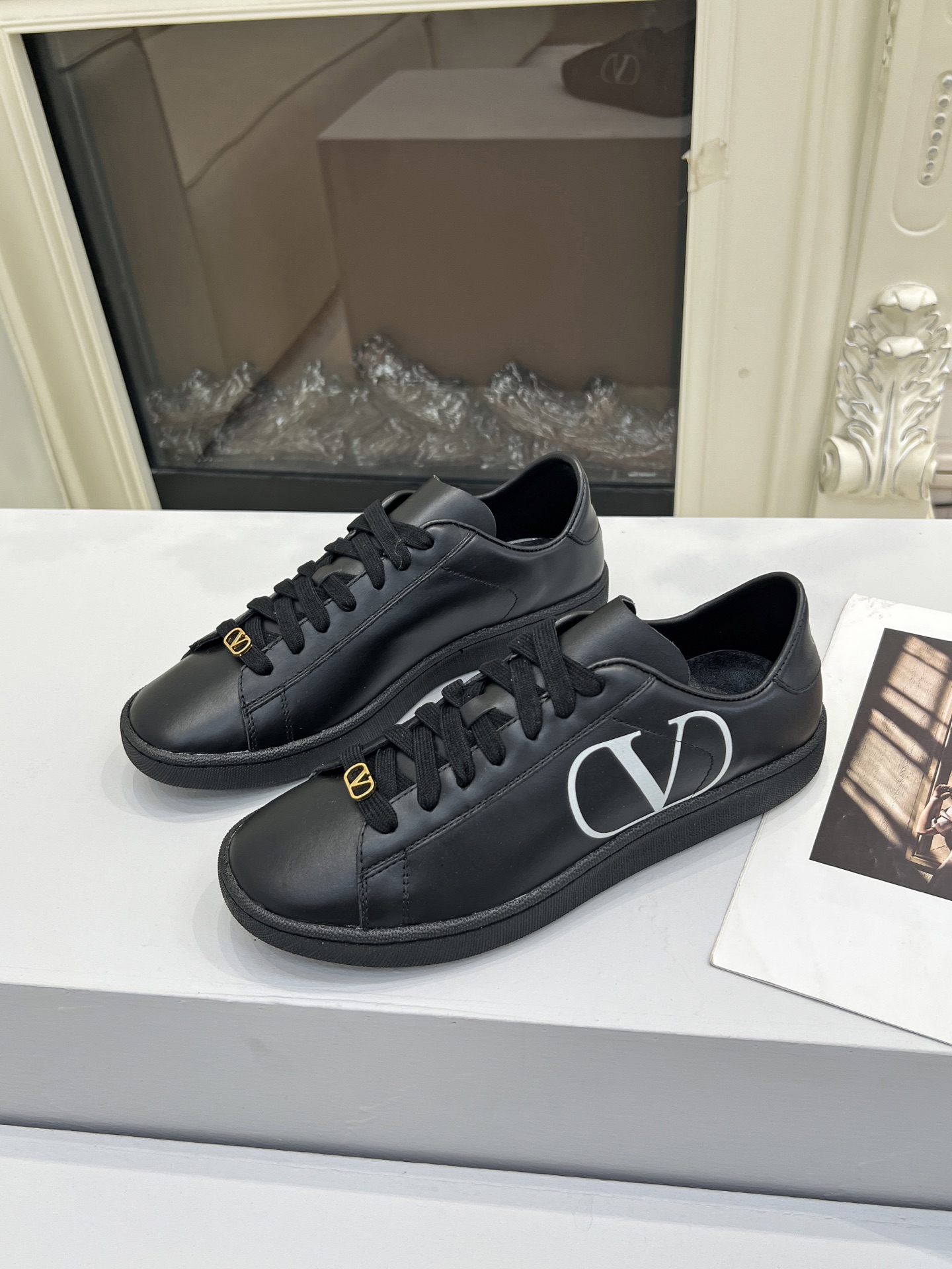 “Valentino 25/Royco Tweedy Sneakers: Zirconium Fabric, Air Sheep Lining, and Rubber Sole Details” - 图片 6