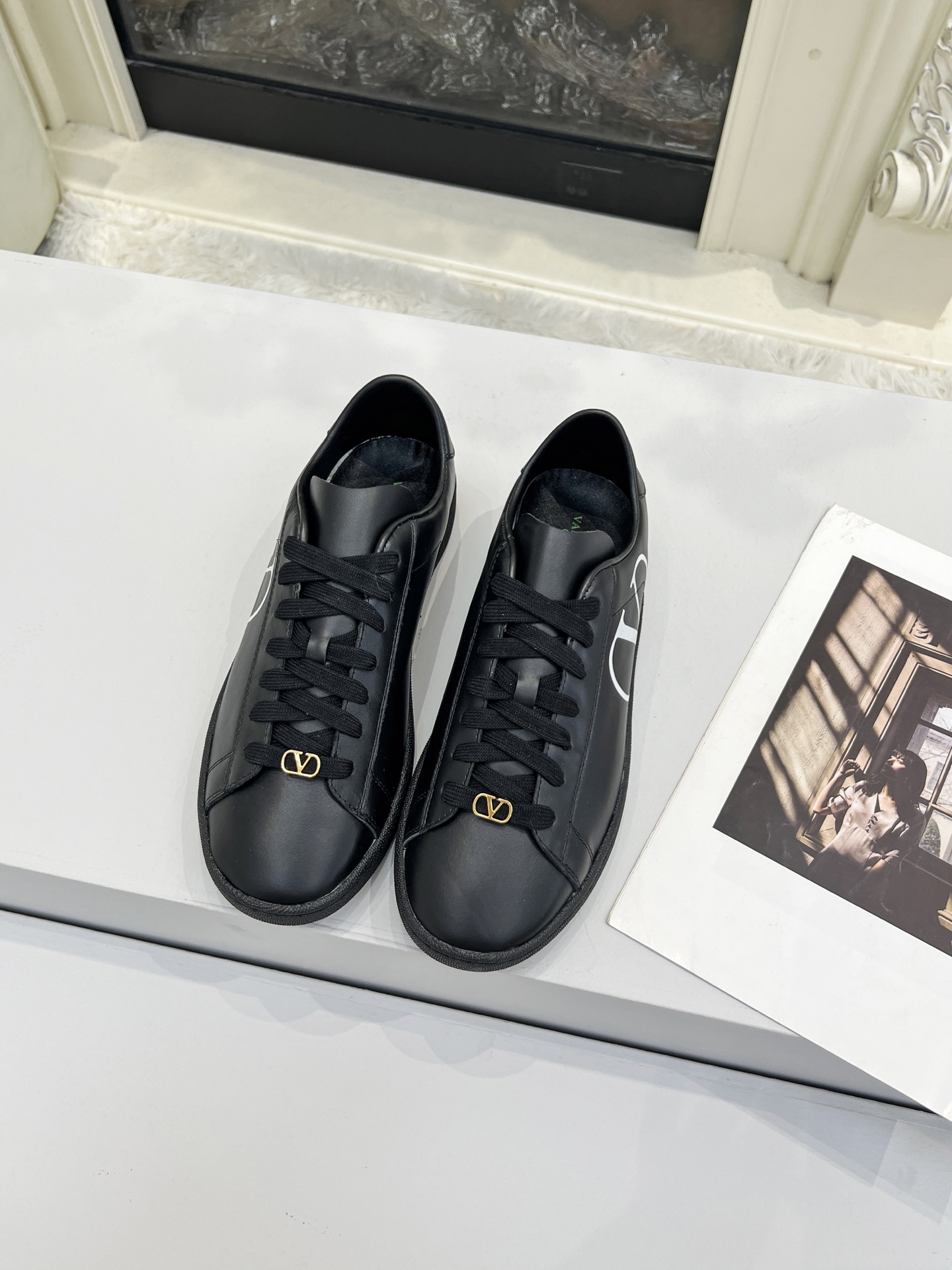 “Valentino 25/Royco Tweedy Sneakers: Zirconium Fabric, Air Sheep Lining, and Rubber Sole Details” - 图片 8