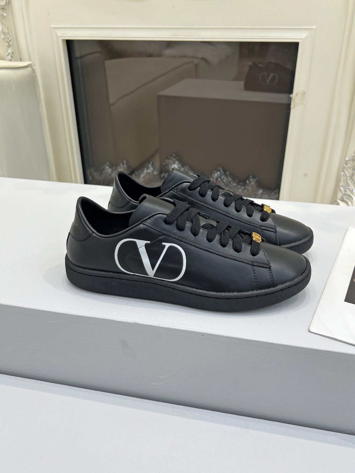 “Valentino 25/Royco Tweedy Sneakers: Zirconium Fabric, Air Sheep Lining, and Rubber Sole Details” - 图片 1