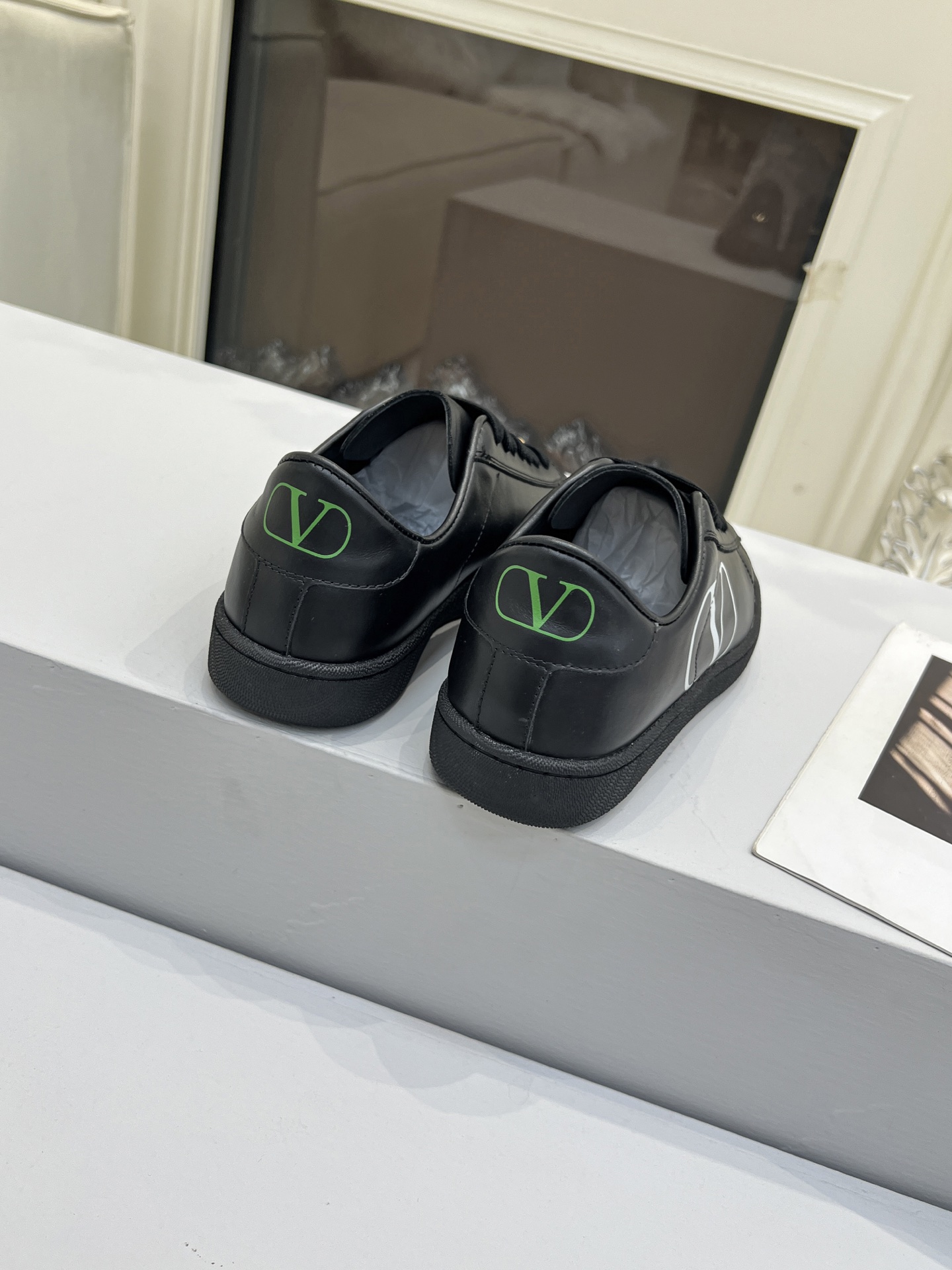 “Valentino 25/Royco Tweedy Sneakers: Zirconium Fabric, Air Sheep Lining, and Rubber Sole Details” - 图片 5
