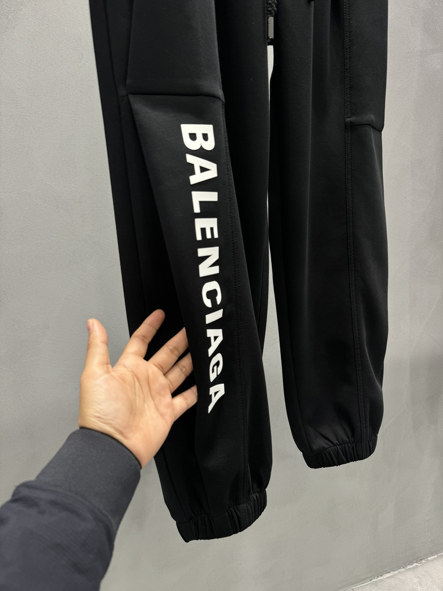️2024春季-Balenciag*暗黑先锋休闲长裤潮牌风格多层口袋设计抽绳腰围束脚风格无论是高街凹造型