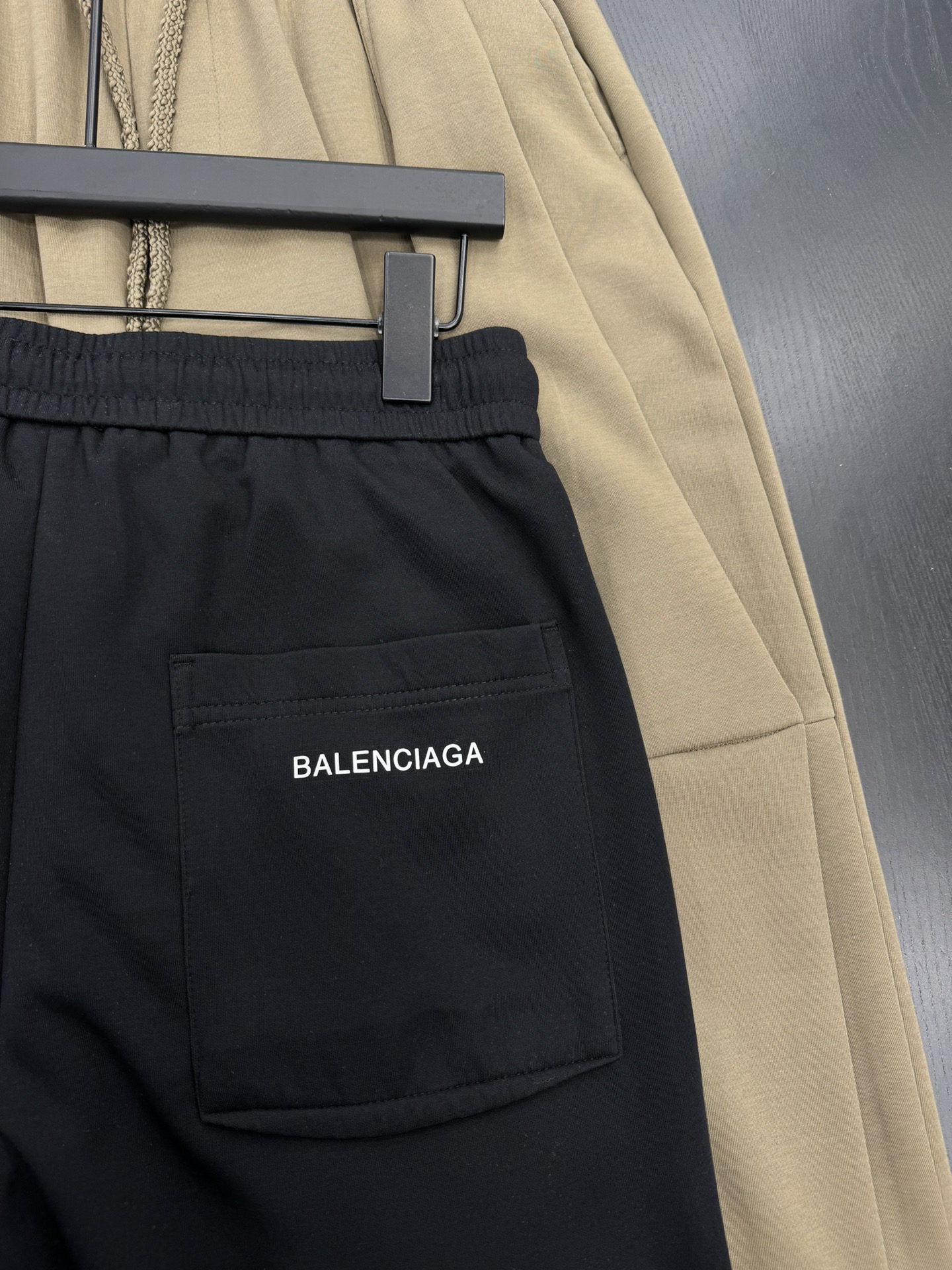 ️2024春季-Balenciag*暗黑先锋休闲长裤潮牌风格多层口袋设计抽绳腰围束脚风格无论是高街凹造型