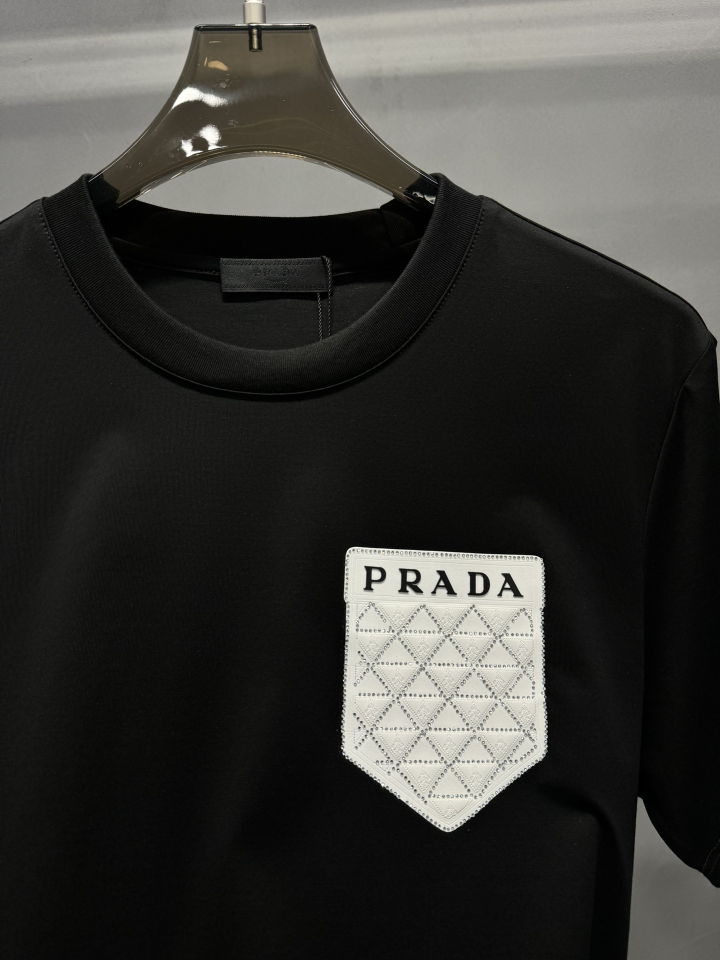 ️PRAD*普拉*达24春夏男士圆领短袖.简单高级胸口口袋设计感.凸凹造型经典Prada标识及品牌形象.