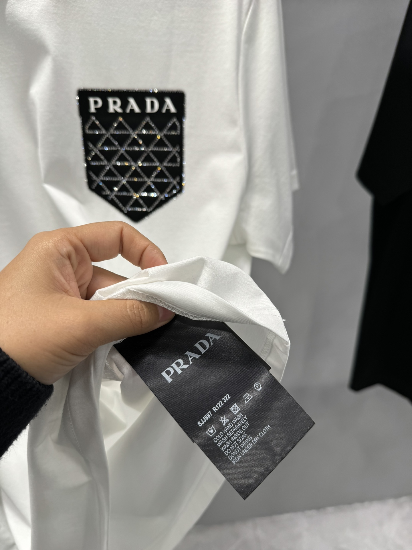 ️PRAD*普拉*达24春夏男士圆领短袖.简单高级胸口口袋设计感.凸凹造型经典Prada标识及品牌形象.