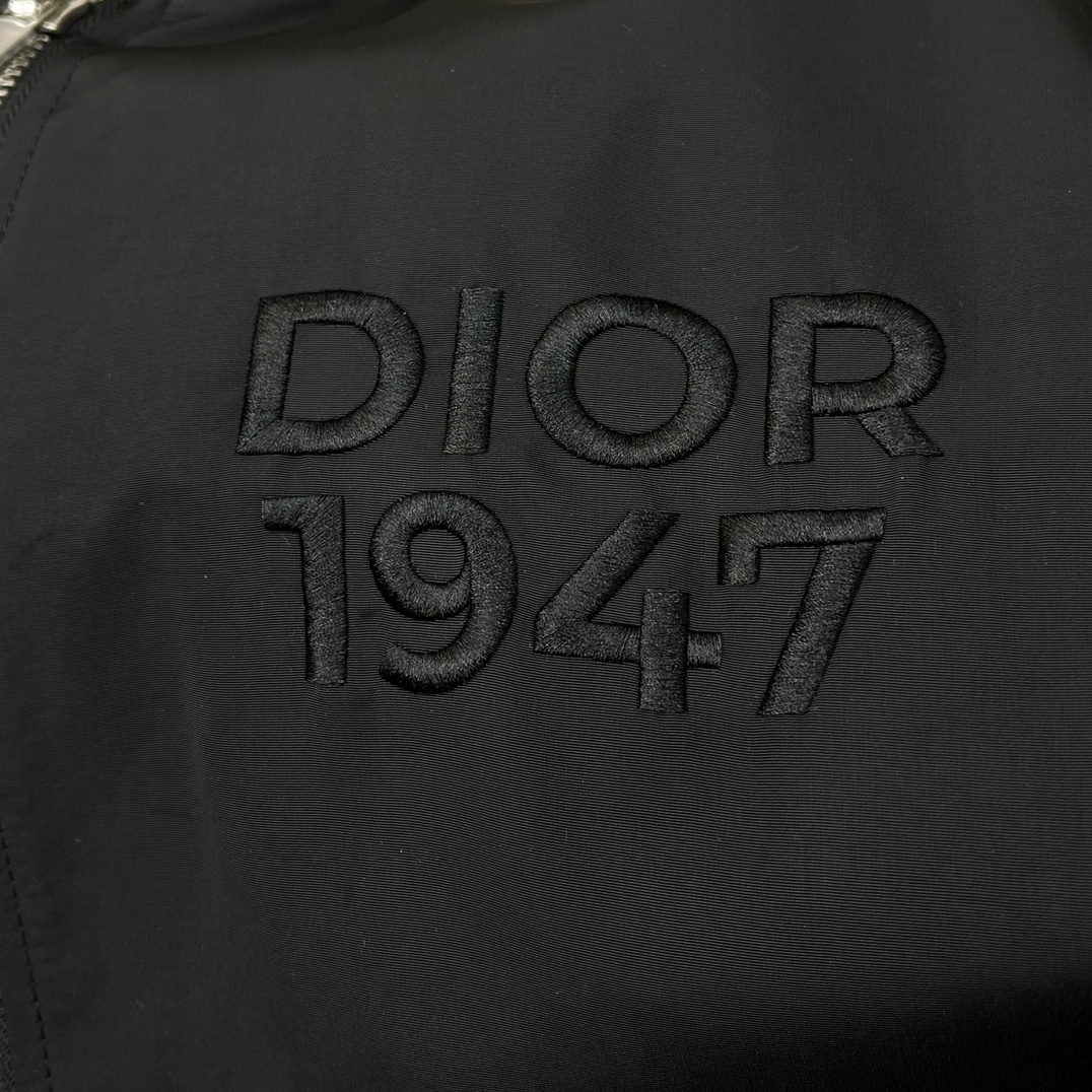 ️Dio2024早春新款飞行员夹克这款飞行员夹克是二零二四春季新品正面饰以Dio1947标志背面饰以Ch