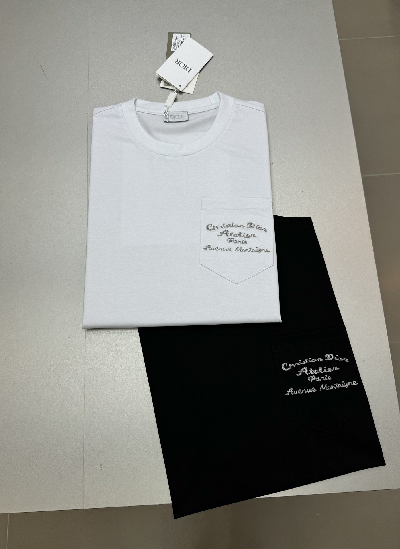 ️DIO*R迪-奥24s夏季圆领短袖原单品质推荐！口袋设计.简单高级-标签化的高密度3D刺绣字母LOGO
