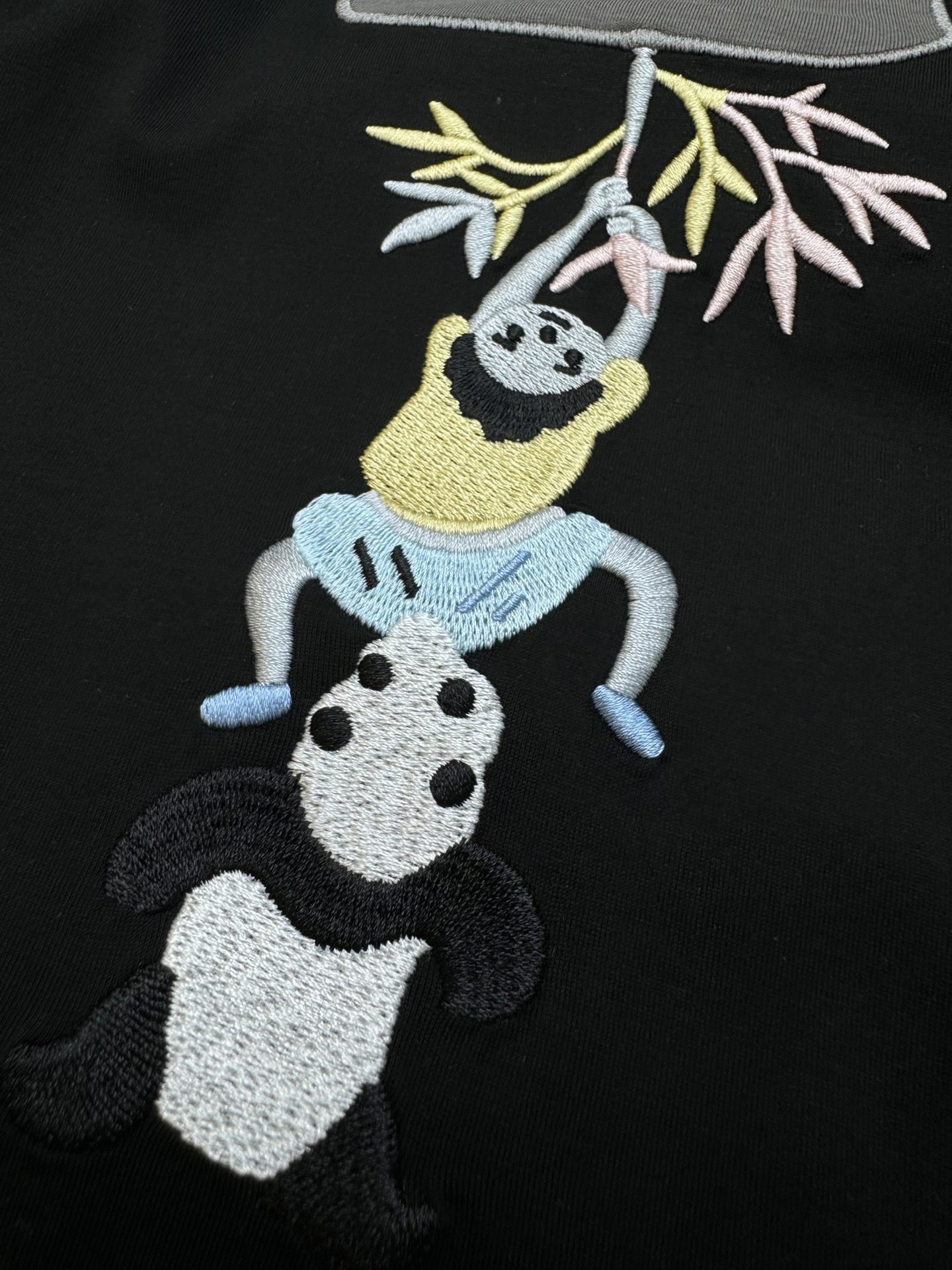 ️鸟语花香心情大好！！LOEW*E罗意-威24S春夏新款T恤.非常意境的一款艺术品！！口袋设计重工刺绣疯