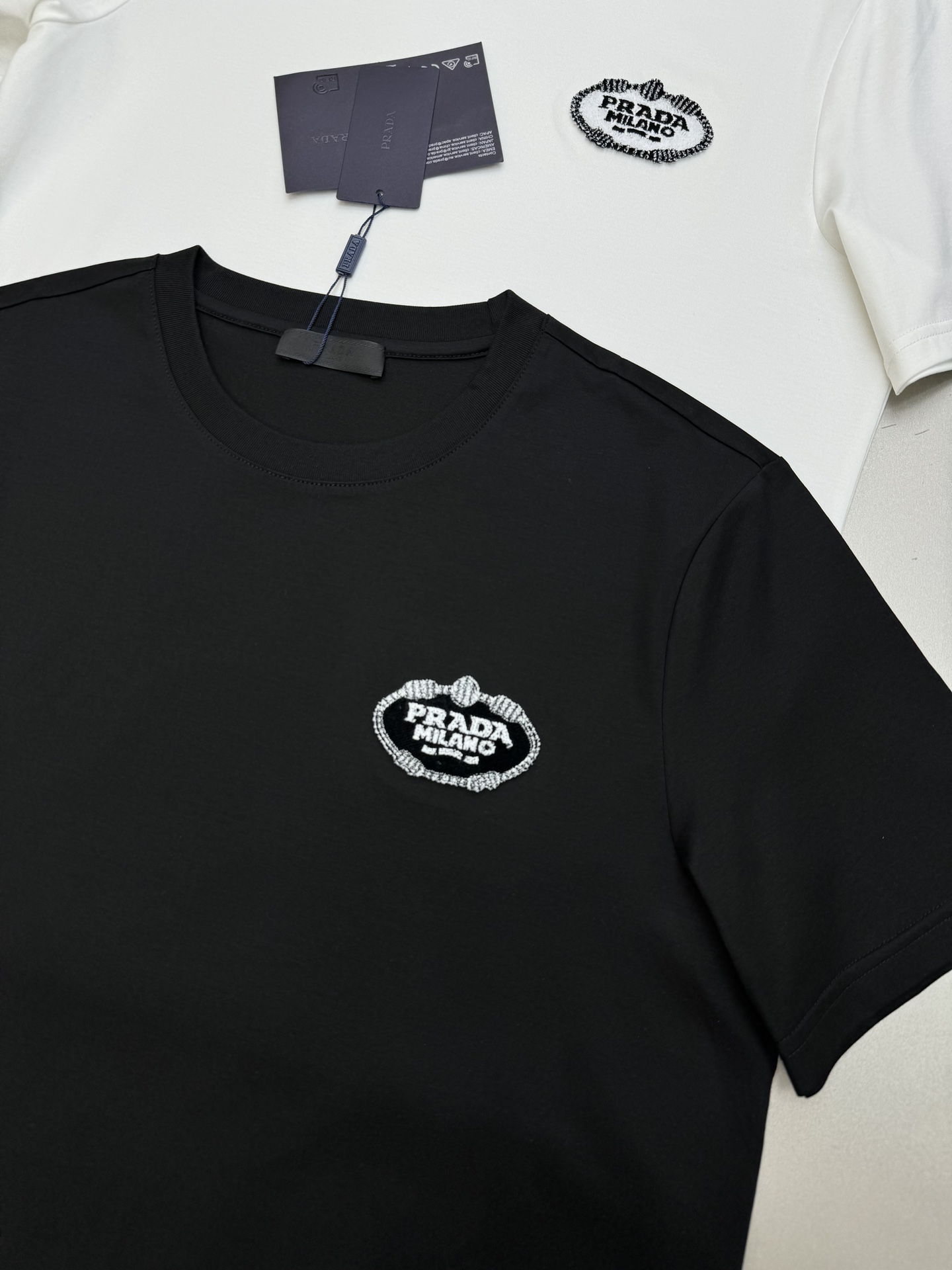 ️PRAD*普拉达24S夏季新款圆领T恤.简约款.极为难得的款式采用190g丝光棉面料贴身体感非常舒适透