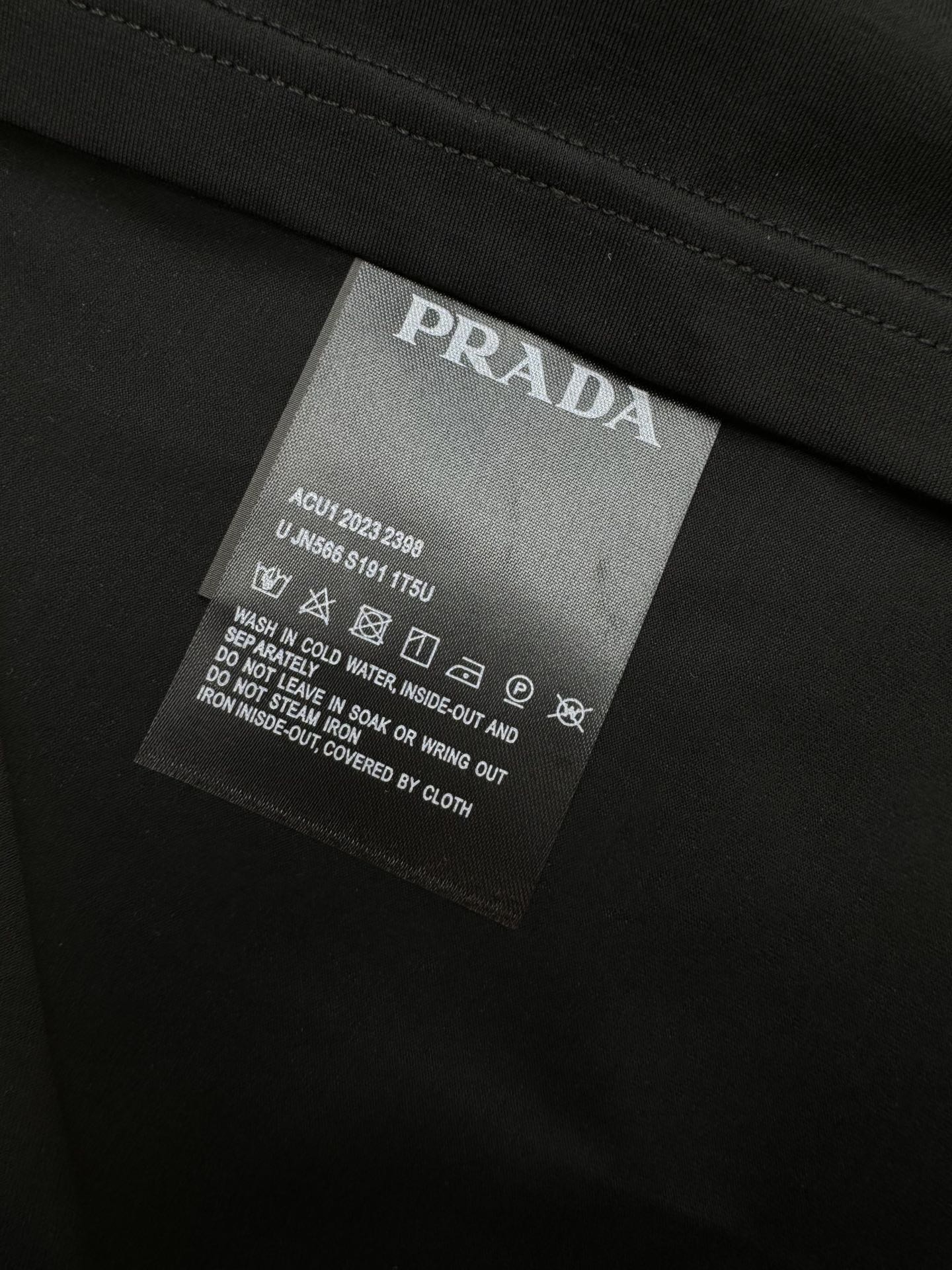️PRAD*普拉达24S夏季新款圆领T恤.简约款.极为难得的款式采用190g丝光棉面料贴身体感非常舒适透