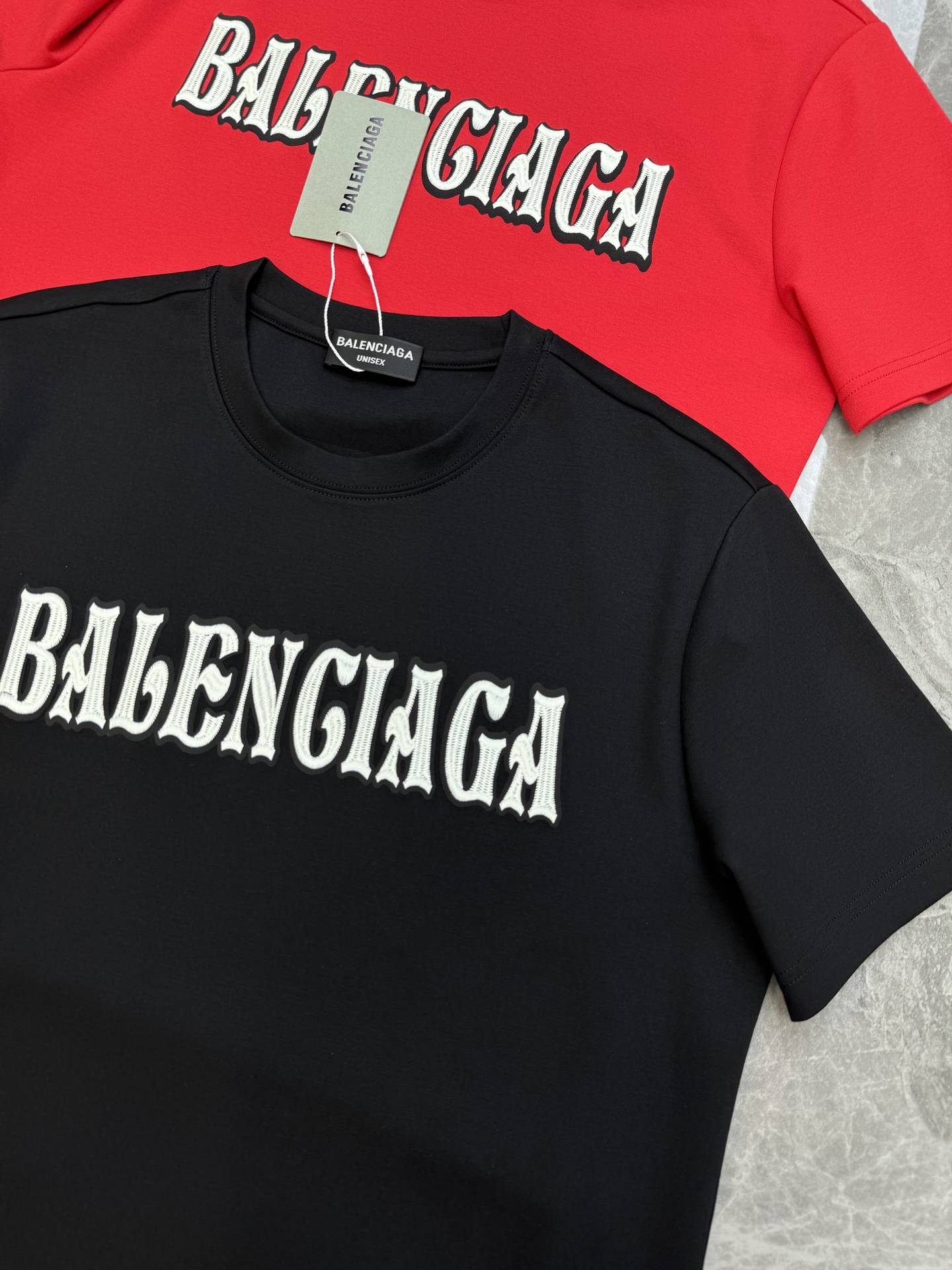 ️Balenciag*a巴黎世家24s新款莫代尔T恤.基础款的领军人物.胸口经典字母3D绣花.干净清爽简