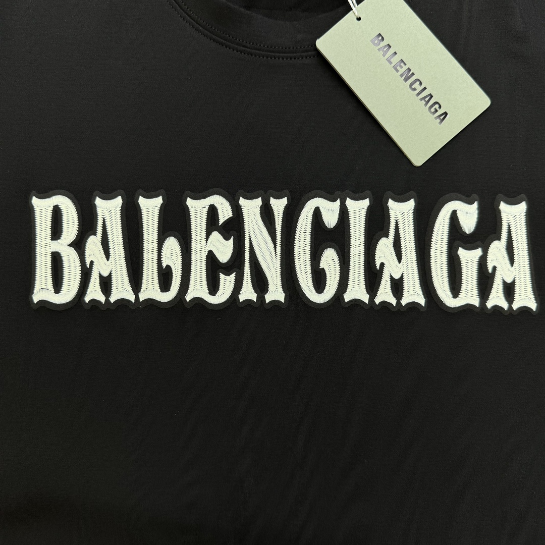 ️Balenciag*a巴黎世家24s新款莫代尔T恤.基础款的领军人物.胸口经典字母3D绣花.干净清爽简