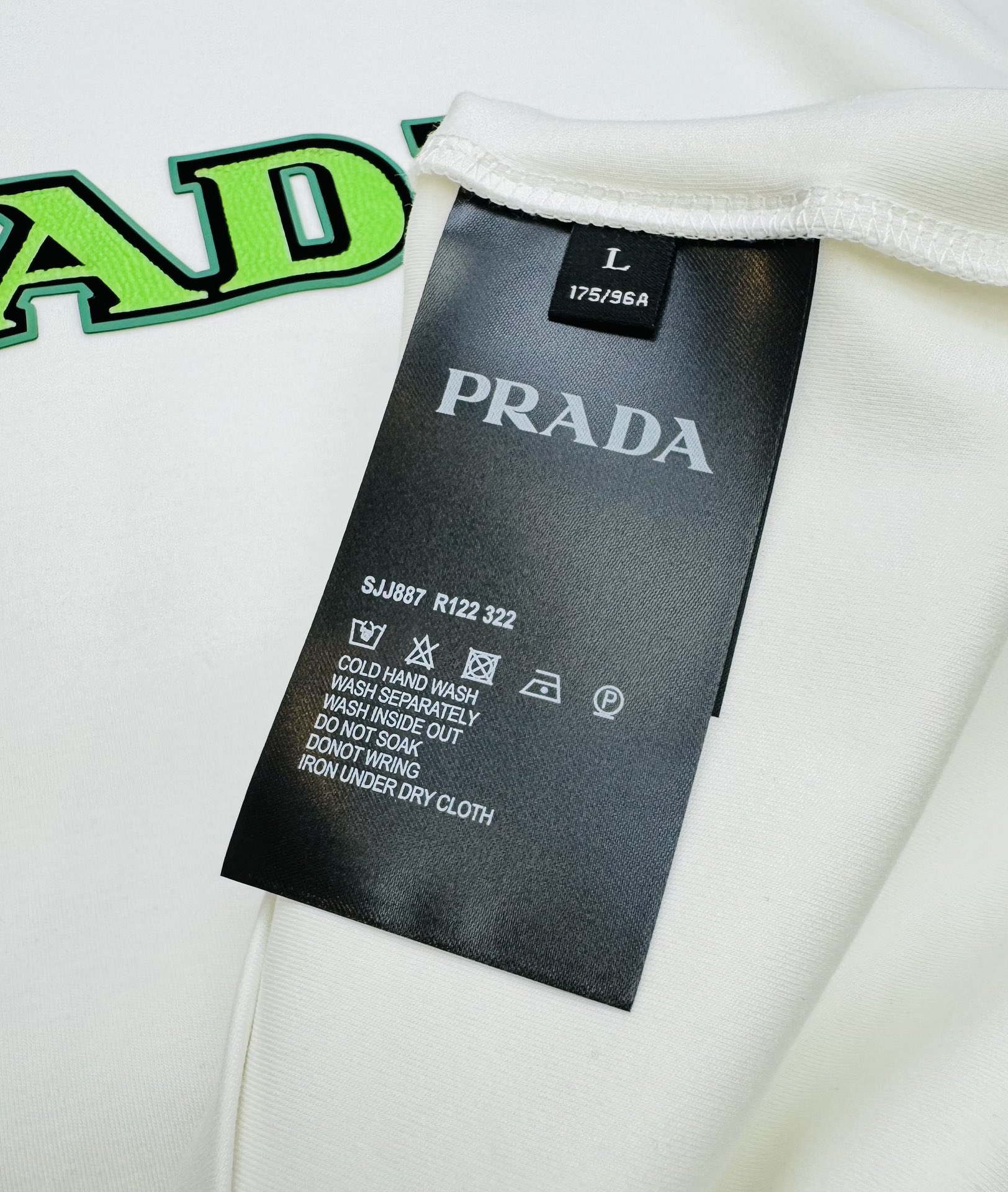 ️PRAD*24S新款莫代尔T恤.优秀品质和当代流行元素搭配.前胸立体双层质感LOGO超强标签烫画设计.