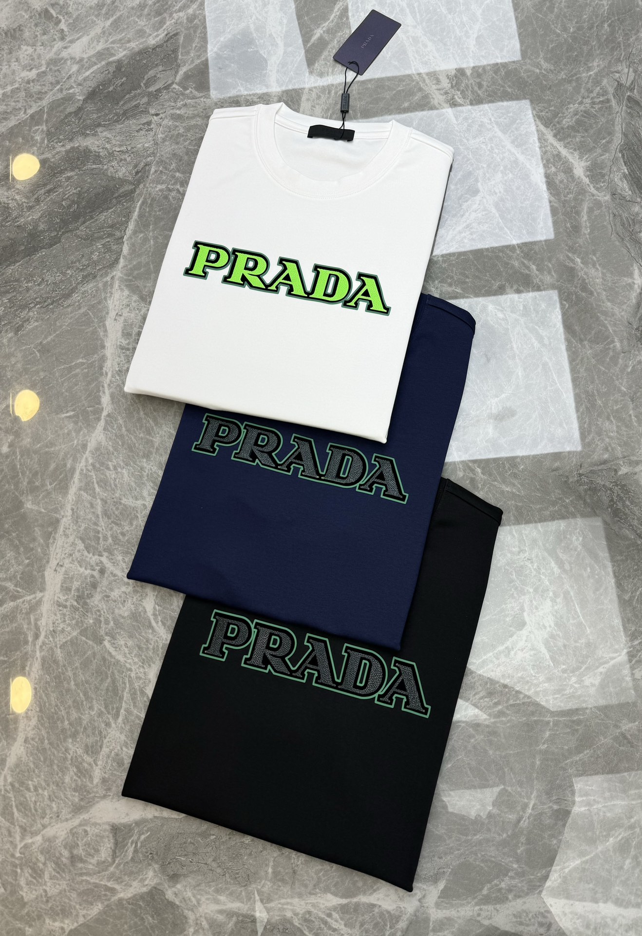 ️PRAD*24S新款莫代尔T恤.优秀品质和当代流行元素搭配.前胸立体双层质感LOGO超强标签烫画设计.