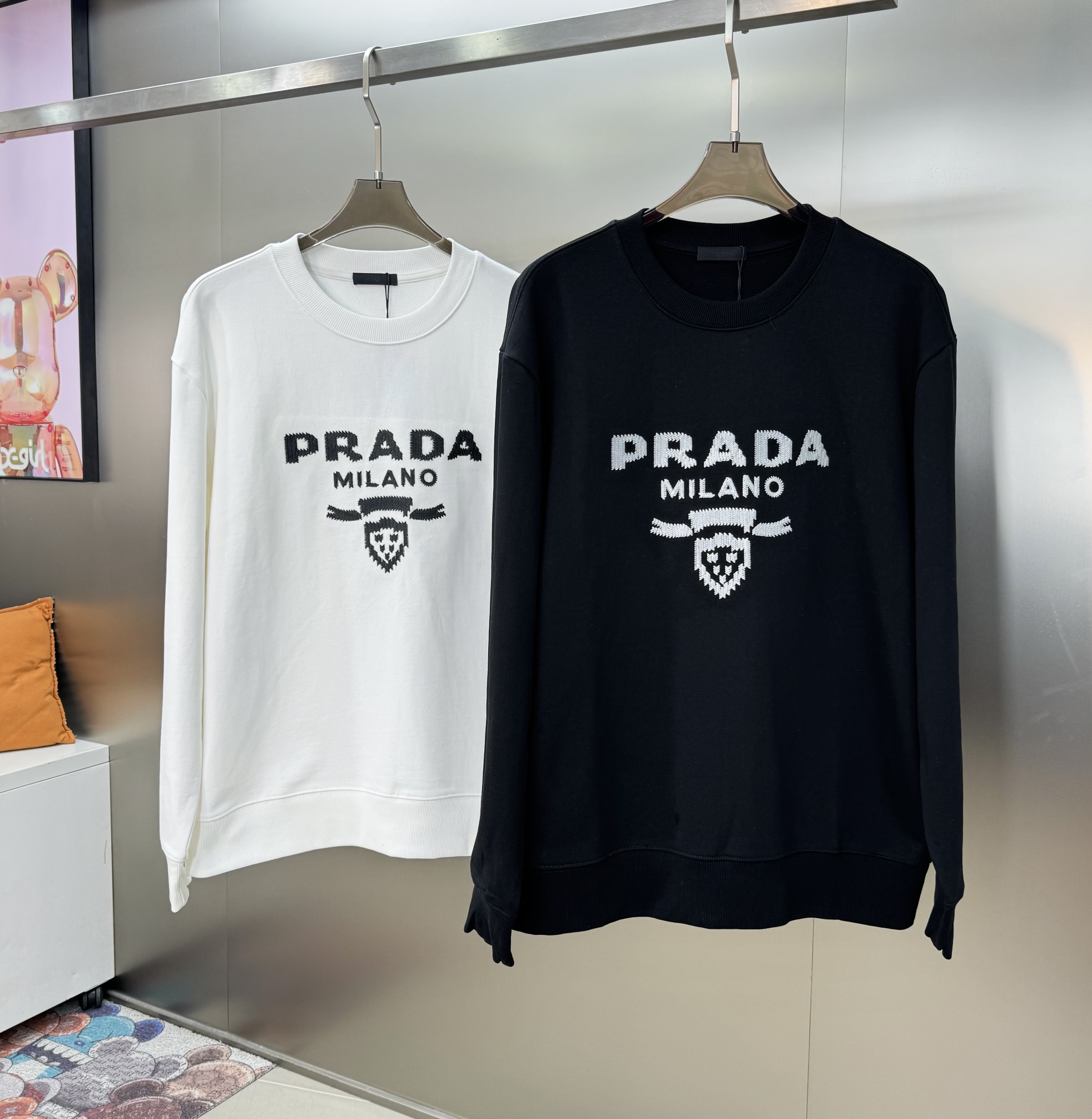 ️PRAD*普拉-达24s新款圆领卫衣.男女同款！经典字母全新呈现！精选万针3D绣花工艺.无可挑剔！简单