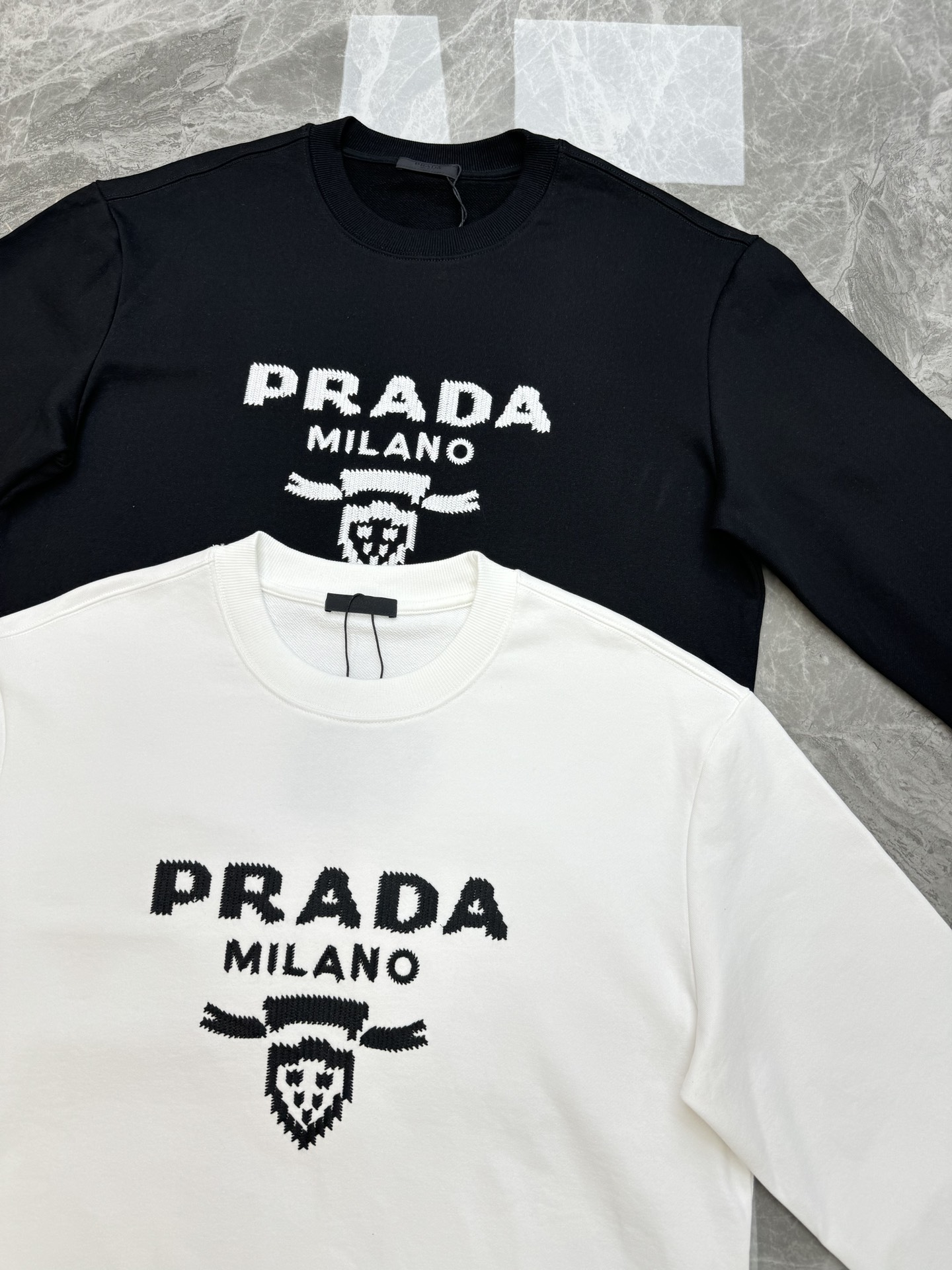 ️PRAD*普拉-达24s新款圆领卫衣.男女同款！经典字母全新呈现！精选万针3D绣花工艺.无可挑剔！简单