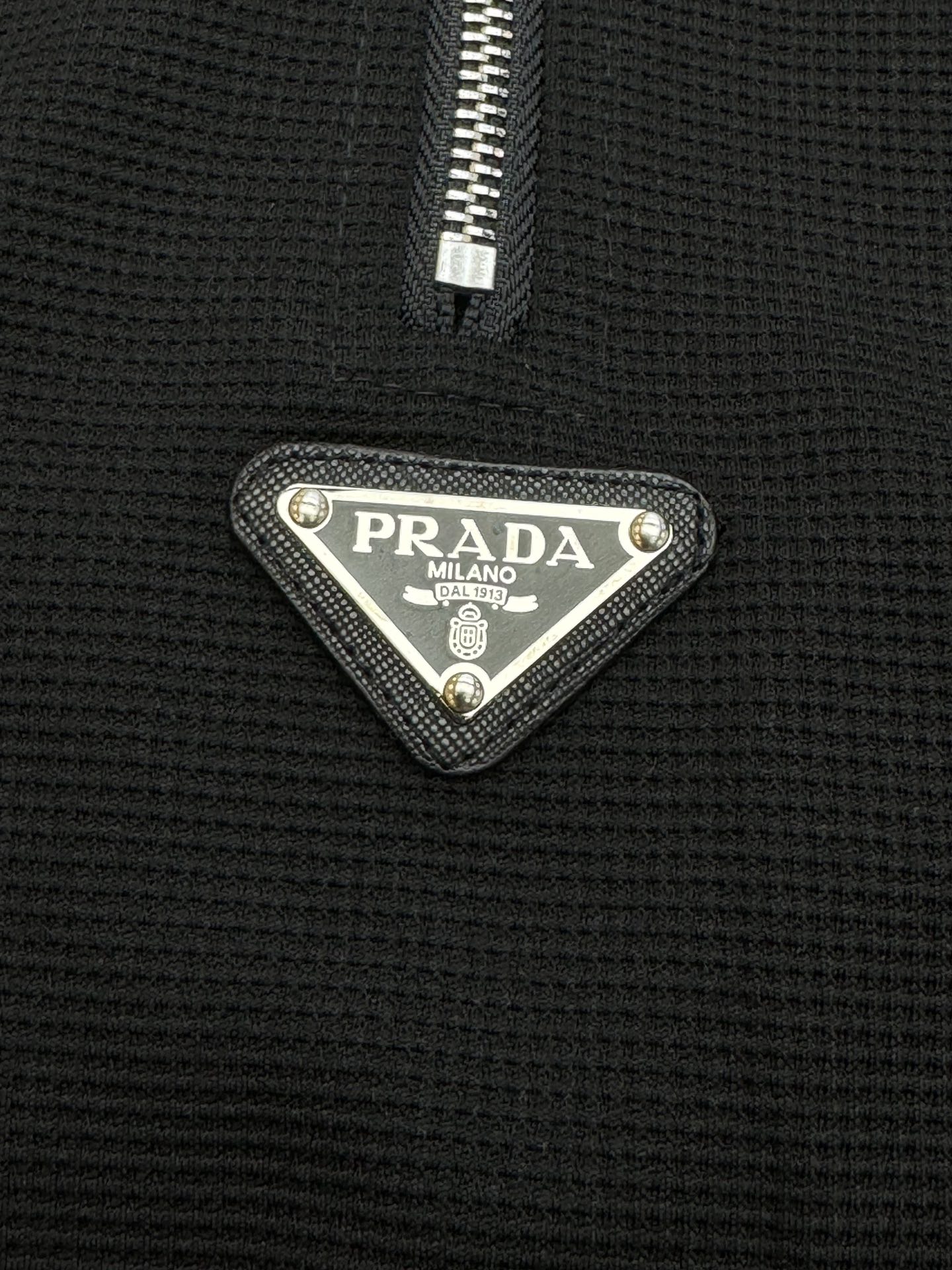 ️Prada24s新款华夫格polo卫衣.工艺采用360克华夫格该款面料版型立体透气性强拉链采用5号拉头