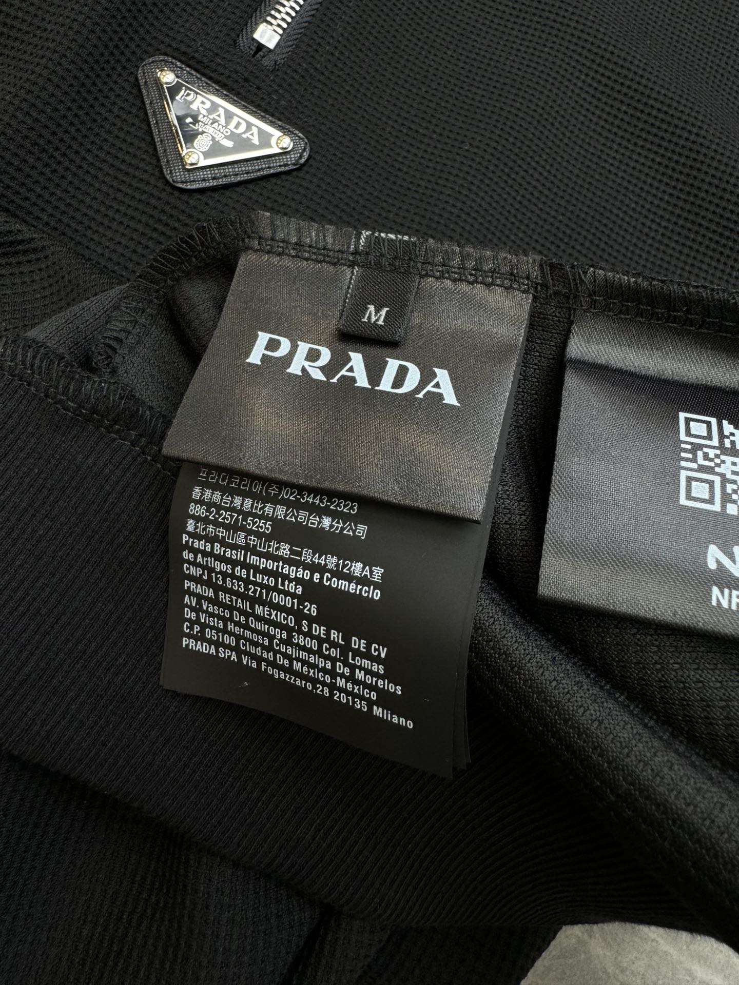 ️Prada24s新款华夫格polo卫衣.工艺采用360克华夫格该款面料版型立体透气性强拉链采用5号拉头