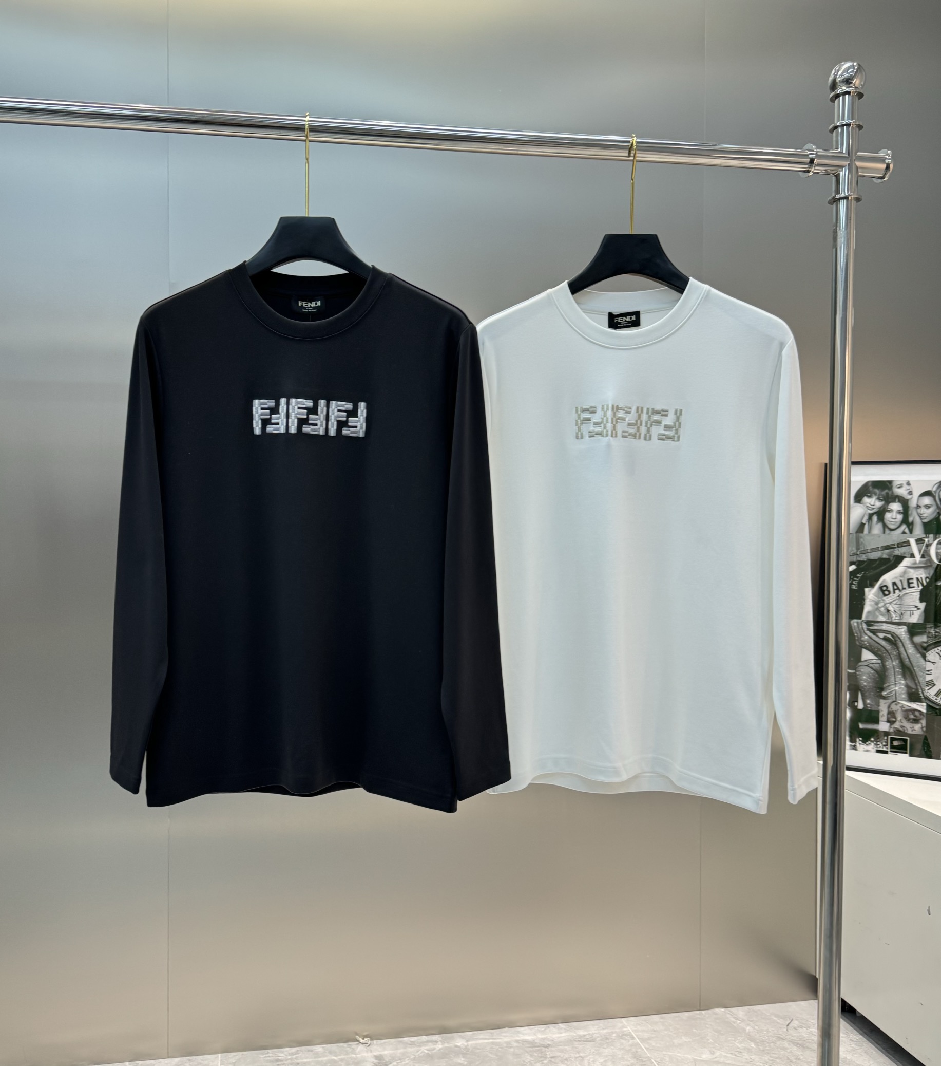 NO:123807,FEND*FenDi 24s new Modal T-shirt. A handsome embroidered long-sleeved T-shirt that cannot be hidden. The chest is exquisite FF3D heavy industry embroidery!  It is a beautiful Fendi. It has exquisite workmanship and is not a super beautiful embroidered F letter. The upper body fabric is very comfortable, and the fabric is made of 300g modal cotton. It feels delicate and soft. The upper body is very stylish!  Slim-fitting, reject bloated, full quality!  Color black, white, code number M-3XL slim fit style!  (175/140 jin recommended L), fendi,tees,t-shirt,alexander wang19860909FEND*芬-迪24s新品莫代尔T恤.藏不住的帅气刺绣款长袖T恤.胸口精致FF3D重工绣花！才是一件好看的芬-迪.尤为精湛的做工,非超好看的刺绣F字母.上身面料非常舒适,面料采用300g莫代尔棉.手感细腻柔软.上身非常有型！修身剪裁,拒绝臃肿,全品相！颜色黑色.白色.码数M-3XL修身版型！（175/140斤建议L）,,fendi,tees，t-shirt,alexander wang,Men's clothing