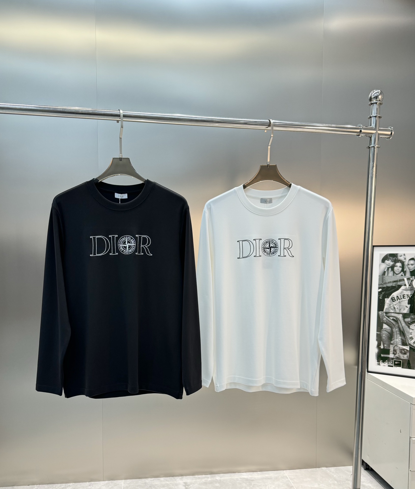 NO:123755,Dio*r Dio 24s men's new modal T-shirt. Long-sleeved style!  OEM production!  !  This base shirt is framed with the basic style. The chest is exquisite 3D letter embroidered. The details play a crucial role in the overall matching, adding a lot of eye-catching. It is as perfect as the finishing touch. The pattern is very three-dimensional and stylish. It uses 300 grams of modal combed cotton fabric. The upper body is comfortable and skin-friendly, and the warmth performance is also very excellent. A basic base shirt that can be controlled by both men and women. It is a fashionable expert with versatile hidden flesh. It is highly recommended to you. New and old customers must-have styles!  Color black, white, code number M-3XL slim fit style!  (S and 4XL can be customized)/140 jin recommended L, dior, tees, t-shirt, alexander wang19860909Dio*r迪-奥24s男士新款莫代尔T恤.长袖款！代工出品！！此款打底衫以基础的版型为框架.胸口精致3D字母绣花.细节为整体搭配起到至关重要的作用,增添了不少吸睛度,犹如画龙点睛般完美,图案非常立体有型,采用300克莫代尔精梳棉面料,上身穿着舒适亲肤,保暖性能也是相当卓越 男女都可驾驭的基础款打底衫,藏肉百搭的时尚小能手,强烈推荐给你们,新老客户必入款式！颜色黑色.白色.码数M-3XL修身版型！（S和4XL可定做）/140斤建议L,,dior,tees，t-shirt,alexander wang,Men's clothing