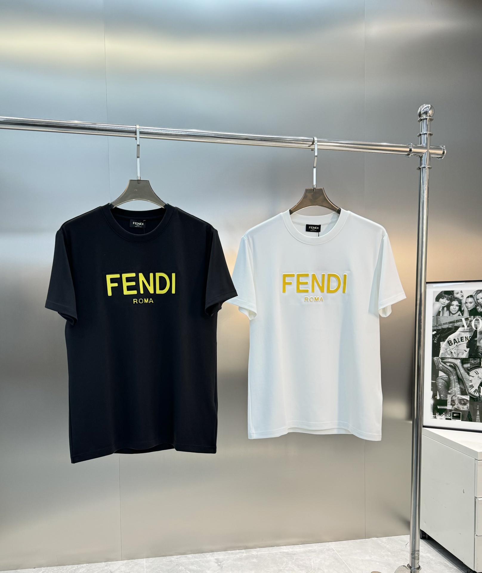 ️FEND*芬-迪24S秋冬男士打底圆领加厚短袖经典基础款！！经典黄色字母烫画设计.立体凸凹感双层工艺.