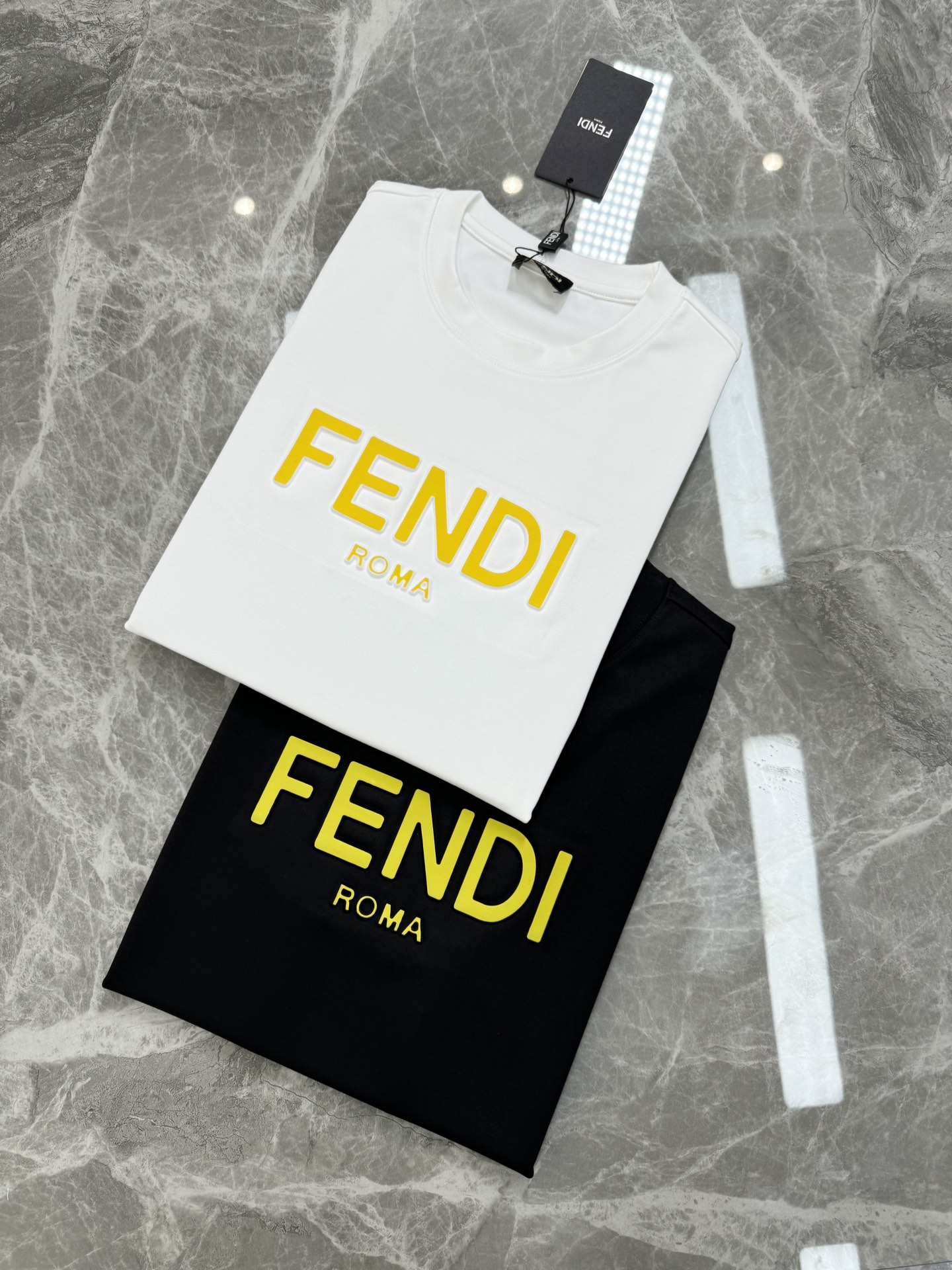 ️FEND*芬-迪24S秋冬男士打底圆领加厚短袖经典基础款！！经典黄色字母烫画设计.立体凸凹感双层工艺.